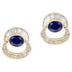 Boucles d'oreilles 18 carats avec saphir ovale et diamants ronds et baguettes 