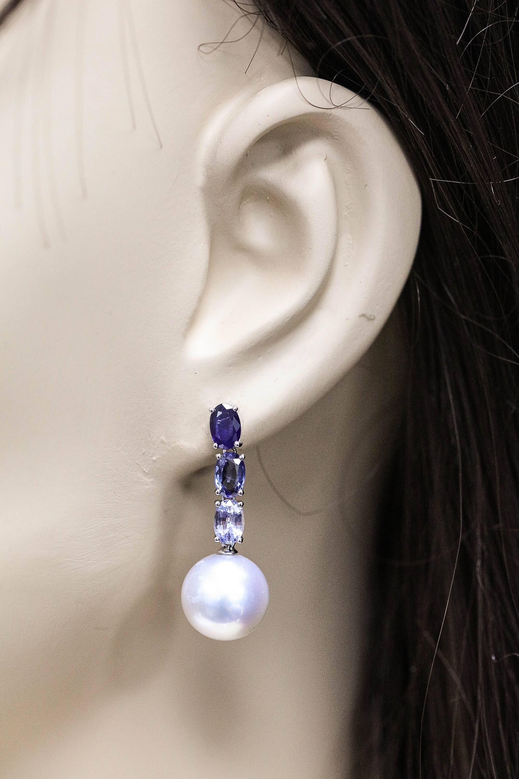 Pendants d'oreilles en goutte en or blanc 18 carats avec saphirs ovales et perles des mers du Sud de 3 carats Pour femmes en vente