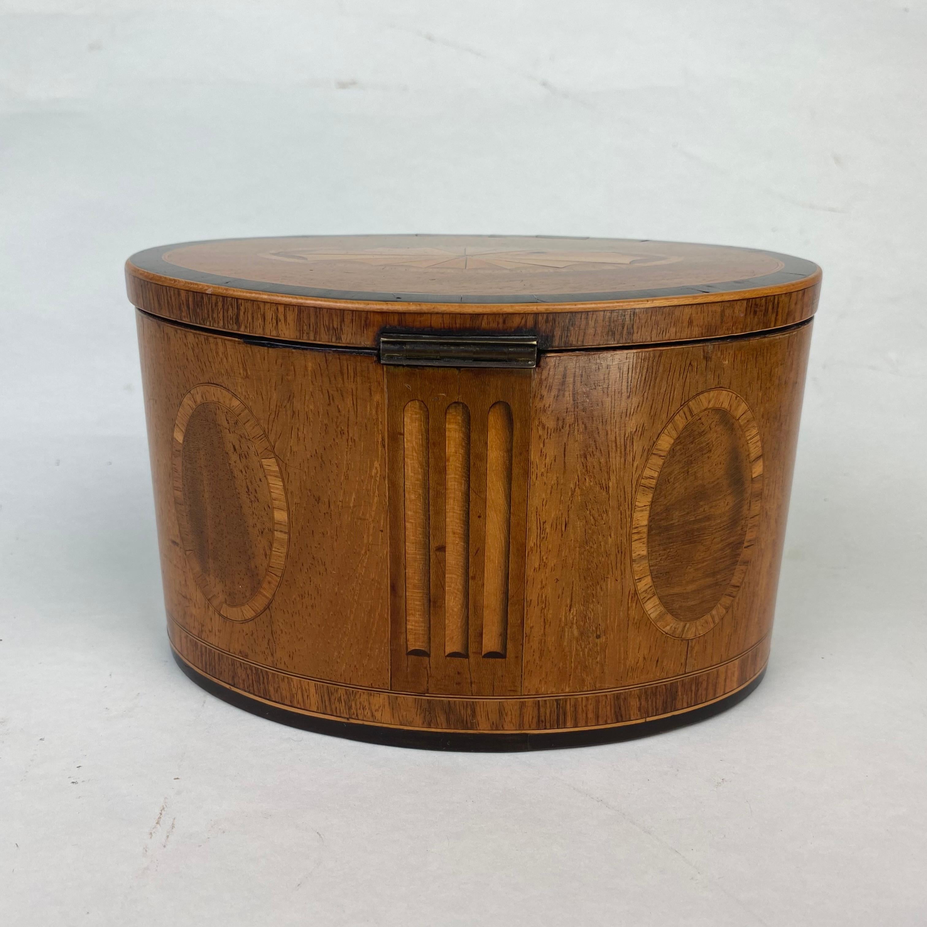 George III Boîte à thé ovale en bois de satin marqueté en vente