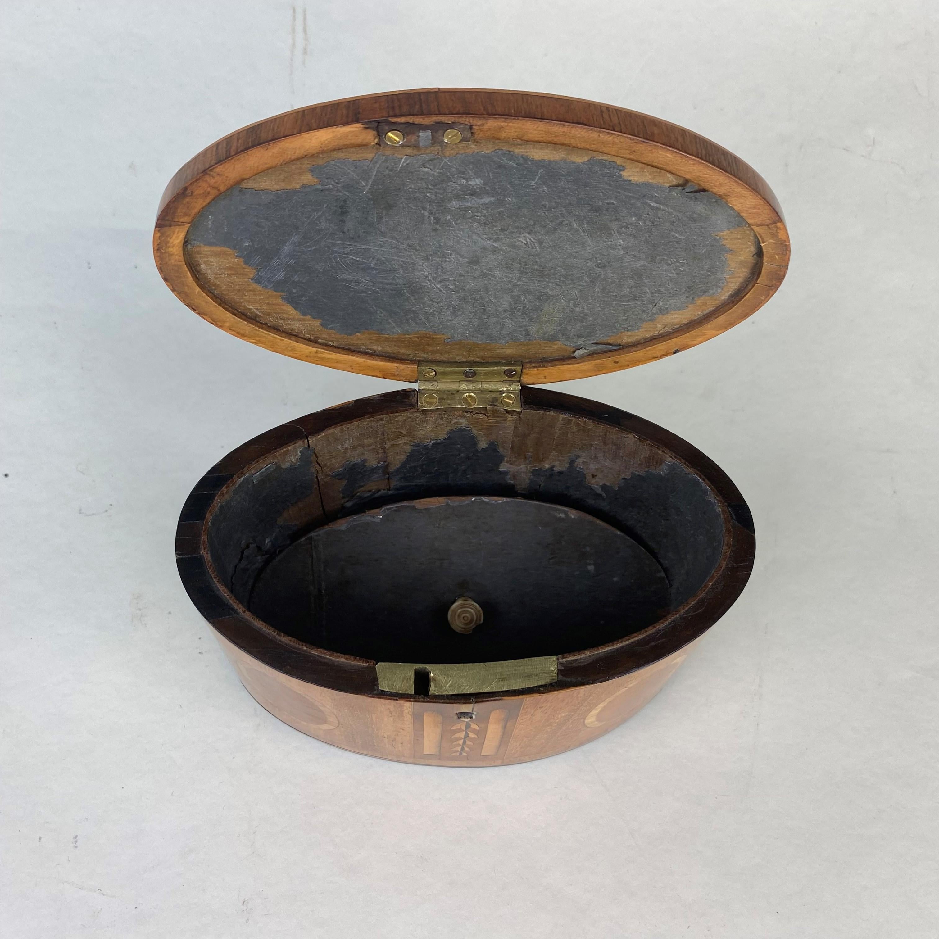 Incrusté Boîte à thé ovale en bois de satin marqueté en vente