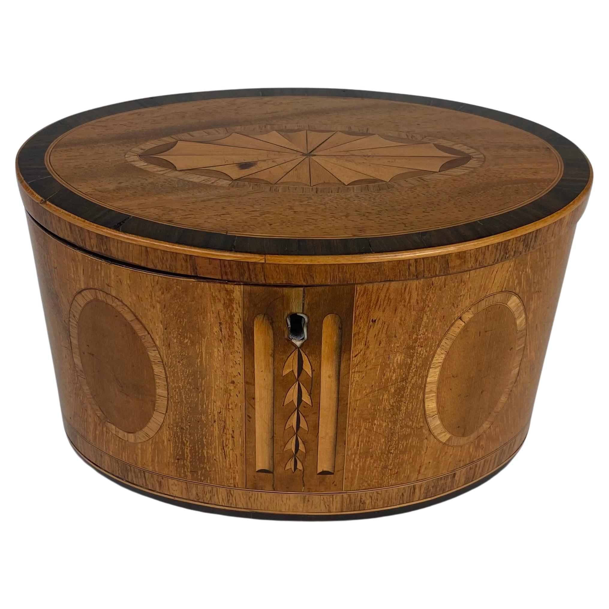 Boîte à thé ovale en bois de satin marqueté en vente