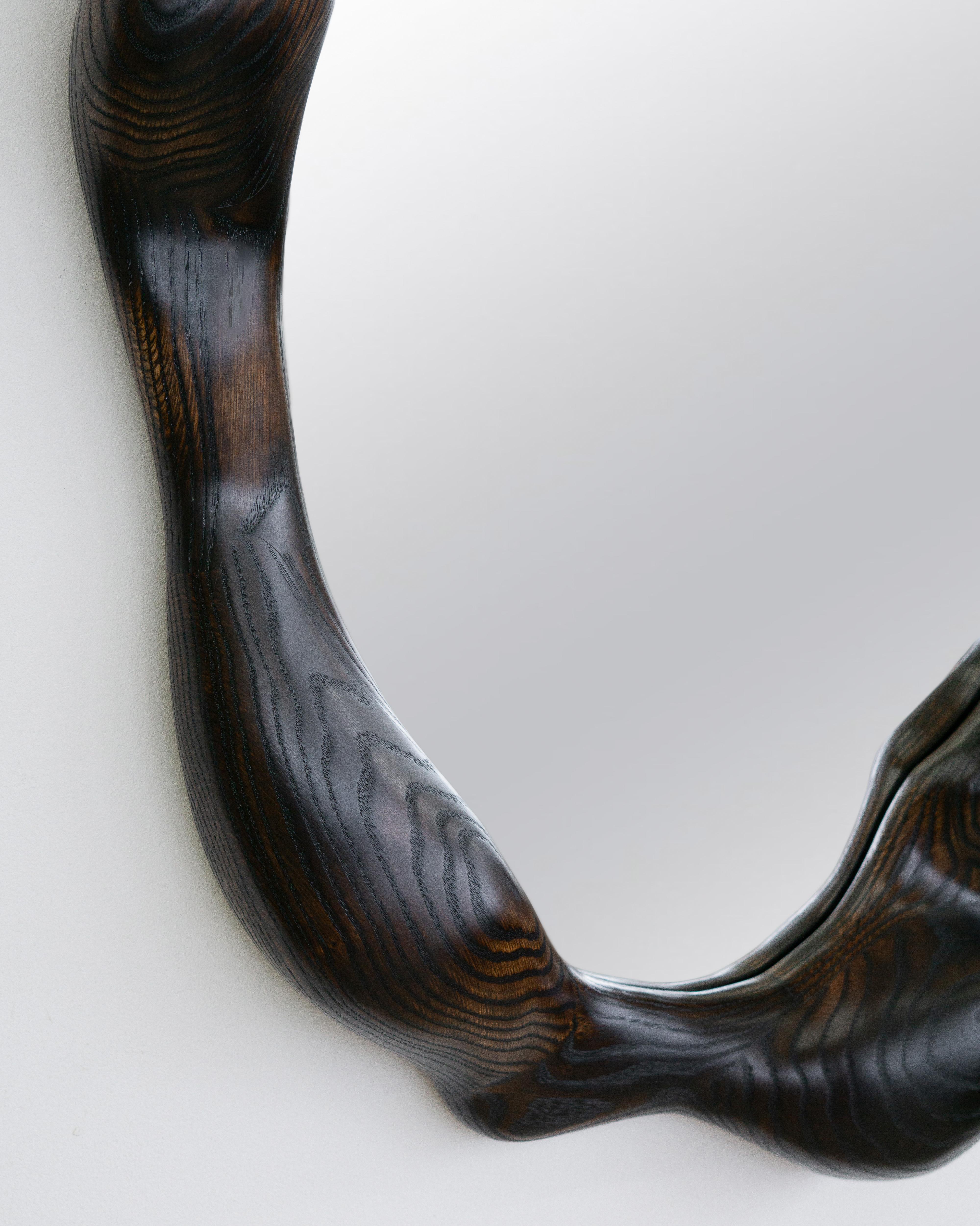XXI secolo e contemporaneo Specchio scultoreo ovale in Oak Oak - Specchio ondulato in vendita
