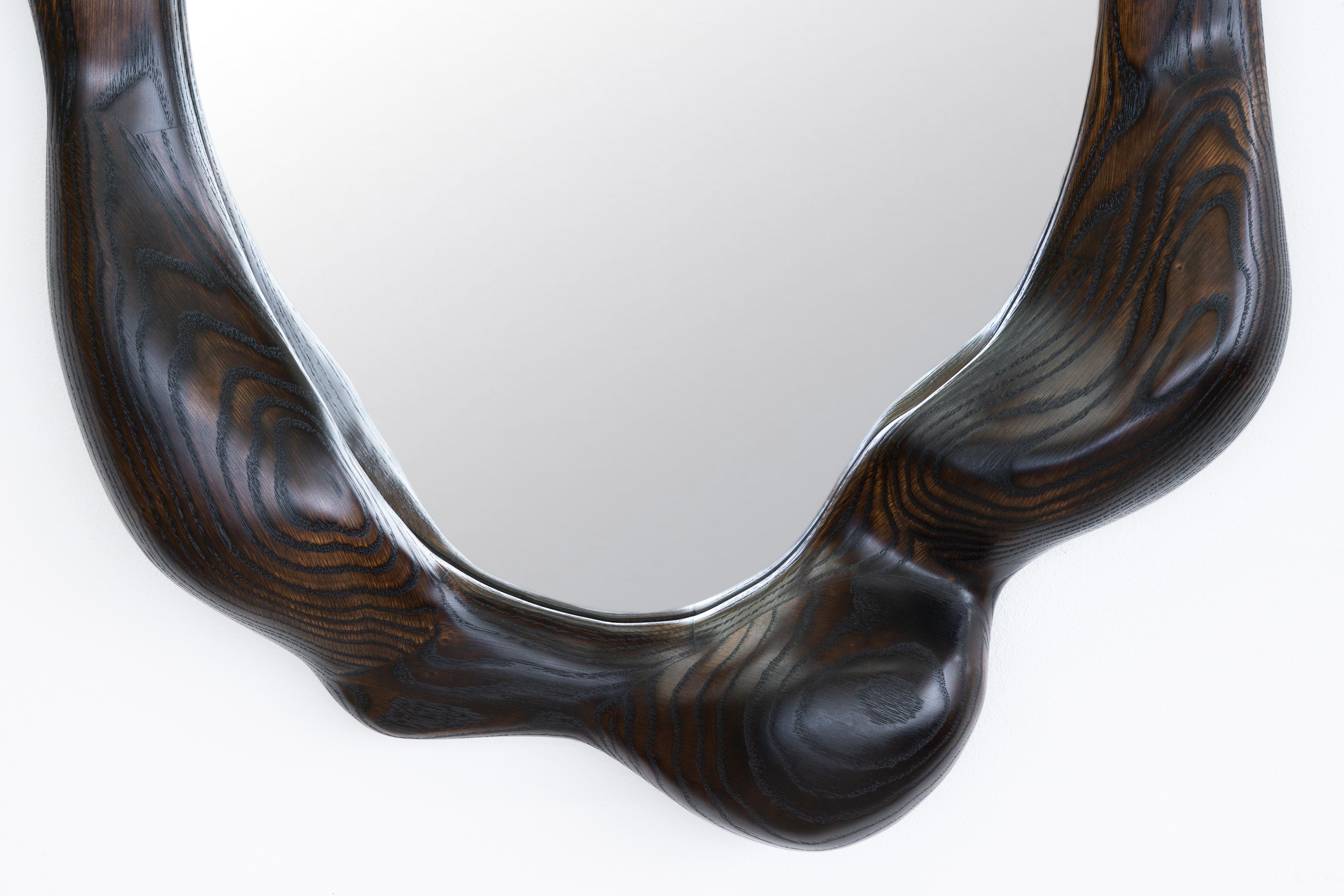 Specchio scultoreo ovale in Oak Oak - Specchio ondulato in vendita 1