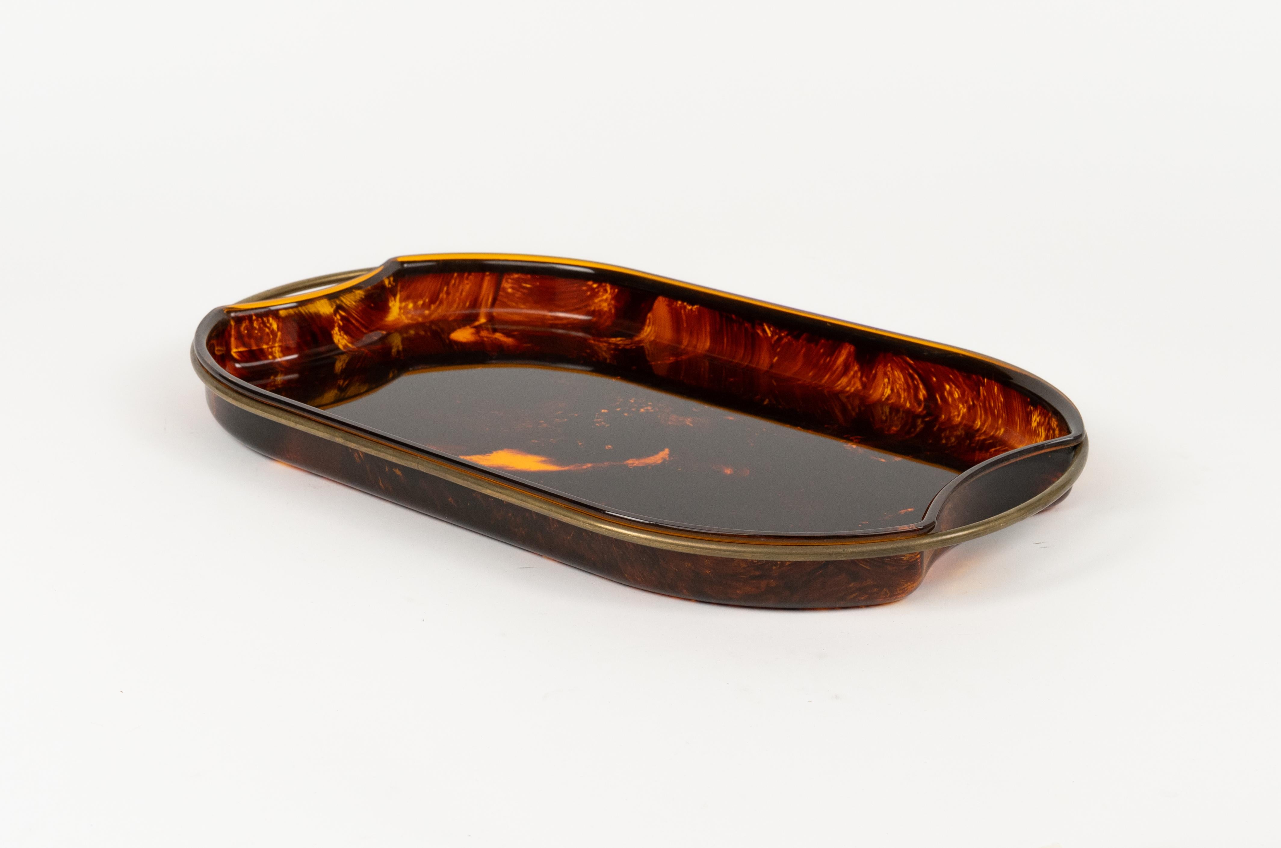 Oval Serving Tray in Effect Tortoiseshell Lucite & Brass by Guzzini, Italy 1970s In Good Condition For Sale In Rome, IT