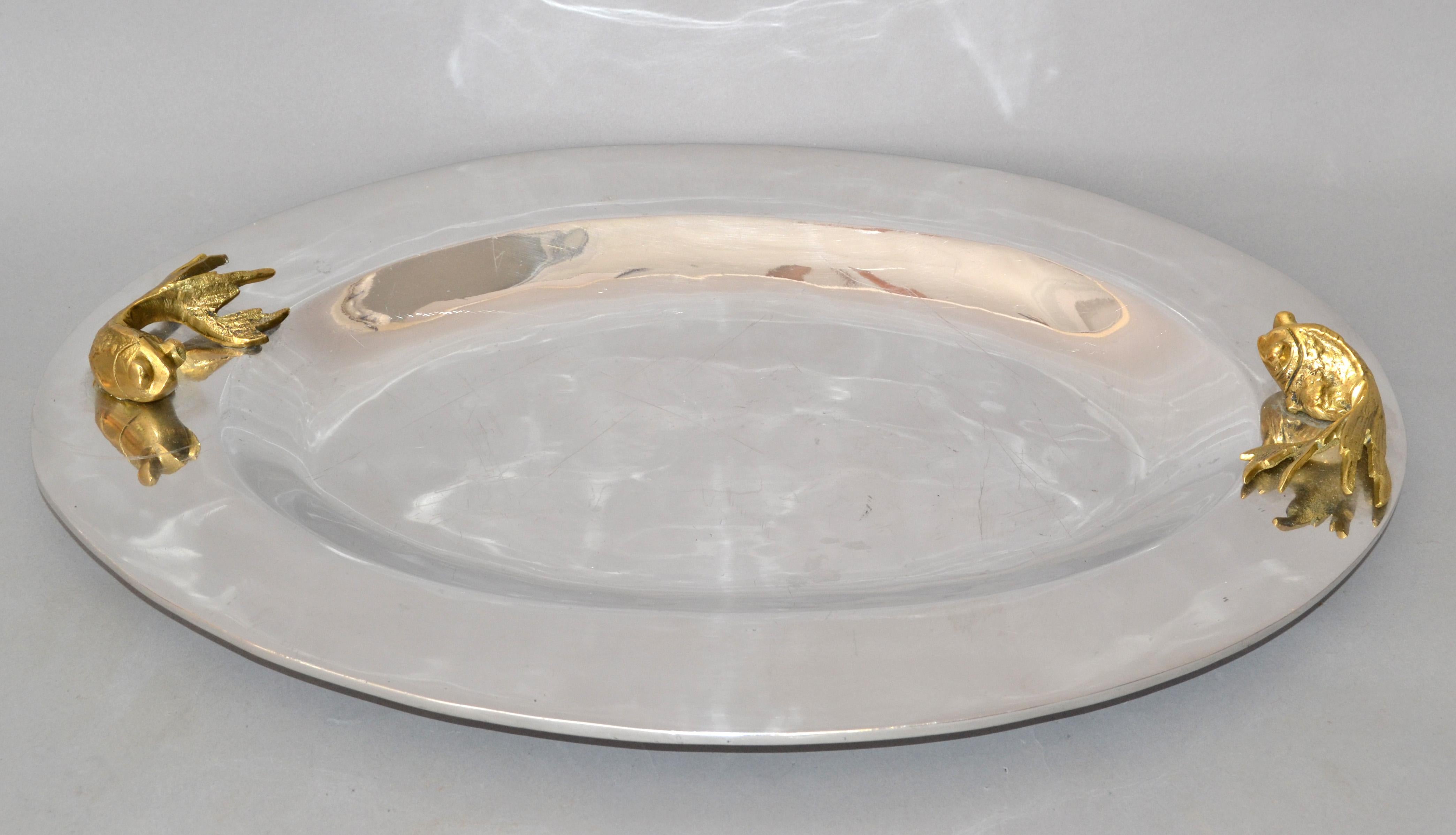 Marked decorative oval serving tray, Fish Platter, Serveware made out of polished chrome-plated metal with bronze Fish handles.
Stamped Made in Mexico on the Reverse.
Great Collector's item for Nautical Design Lovers.


