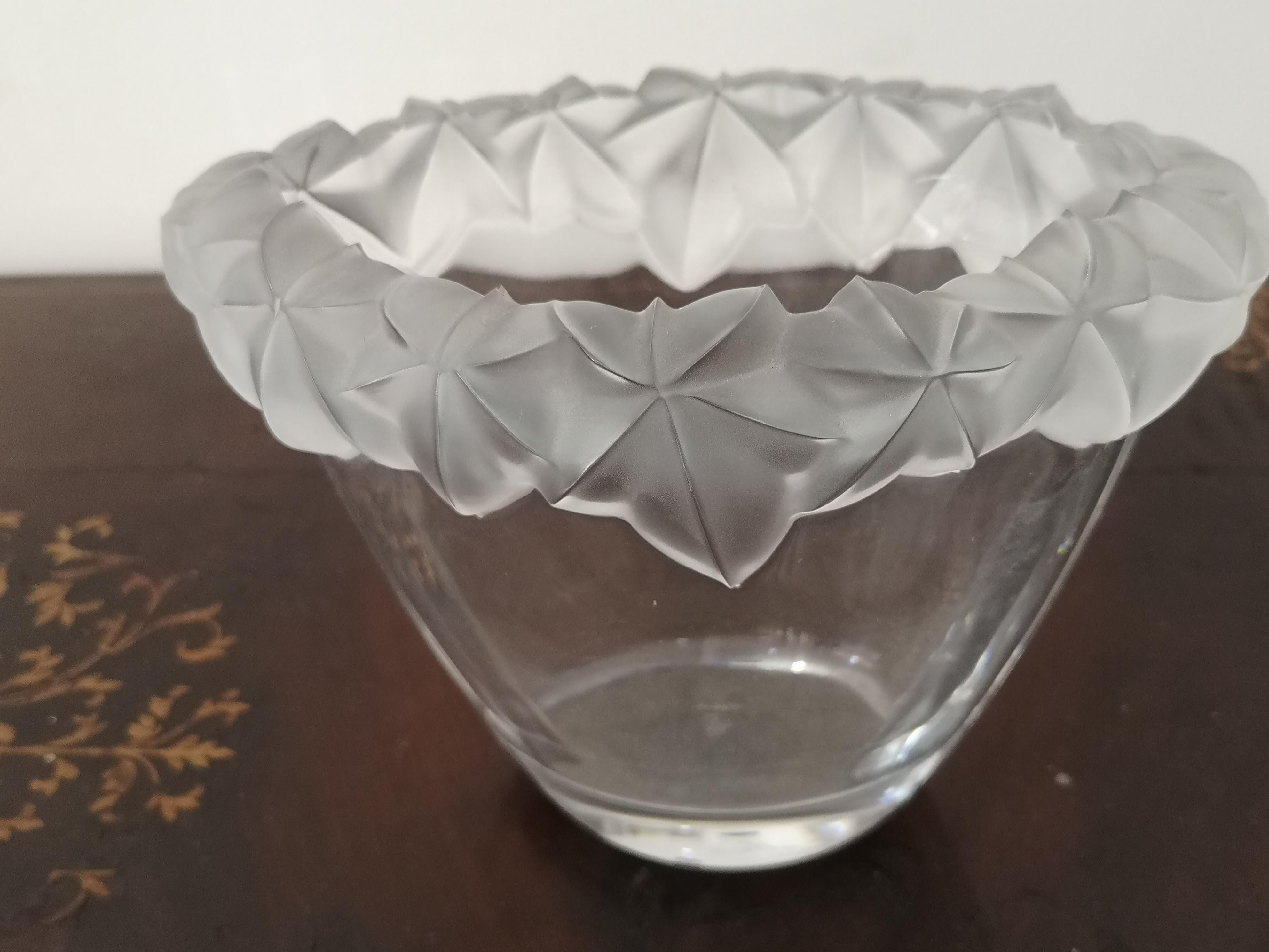 Oval vase made of sevres crystal  anni 80 
frosted glass in the transparent top
in the bottom
The vase measures 15 cm in height
and in width cm 20 x 13
The vase is in excellent condition with no imperfections.

Oval sevres crystal vase from the
