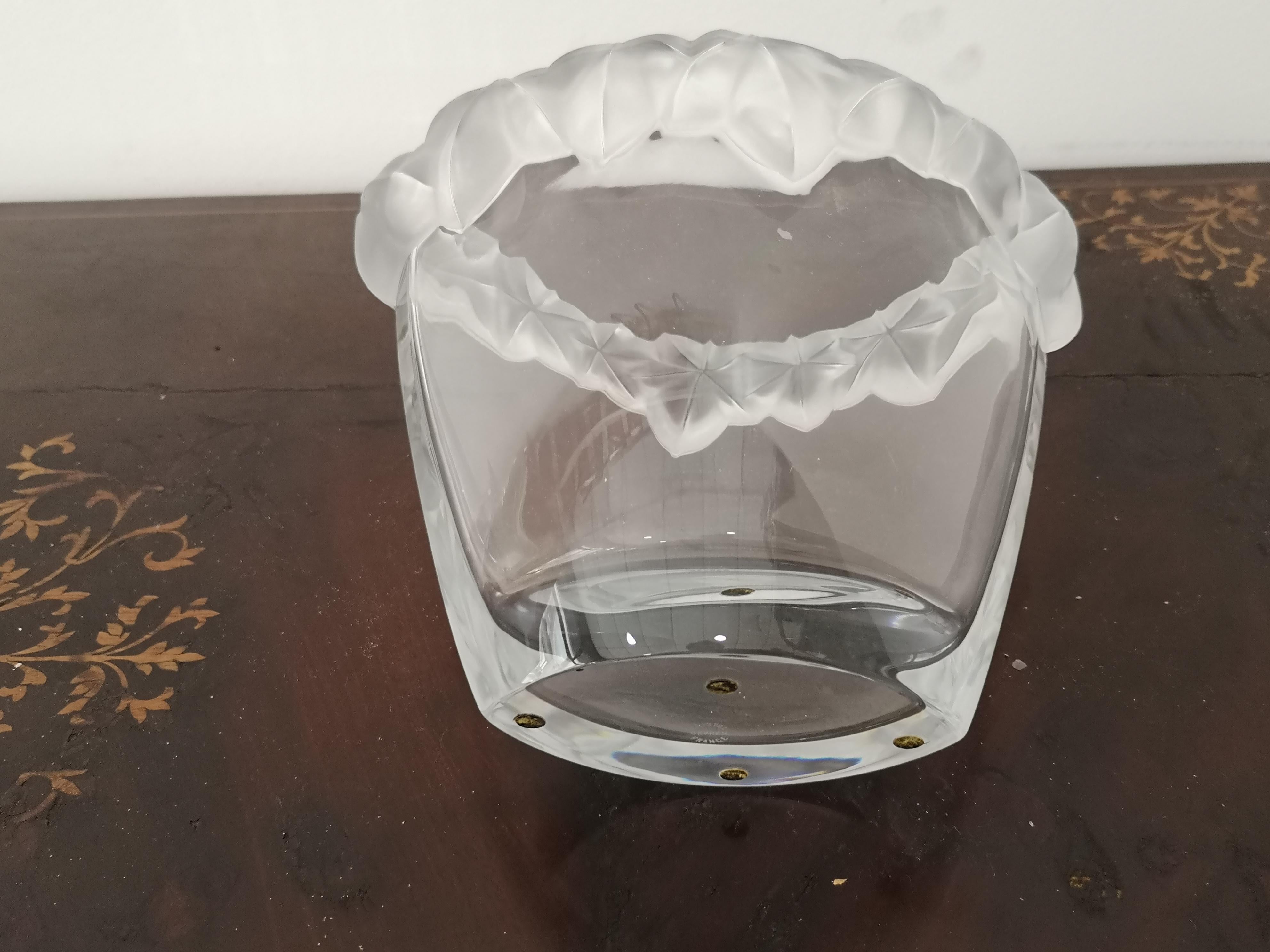 Jarrón ovalado de cristal de Sevres de los años 80 en venta 3