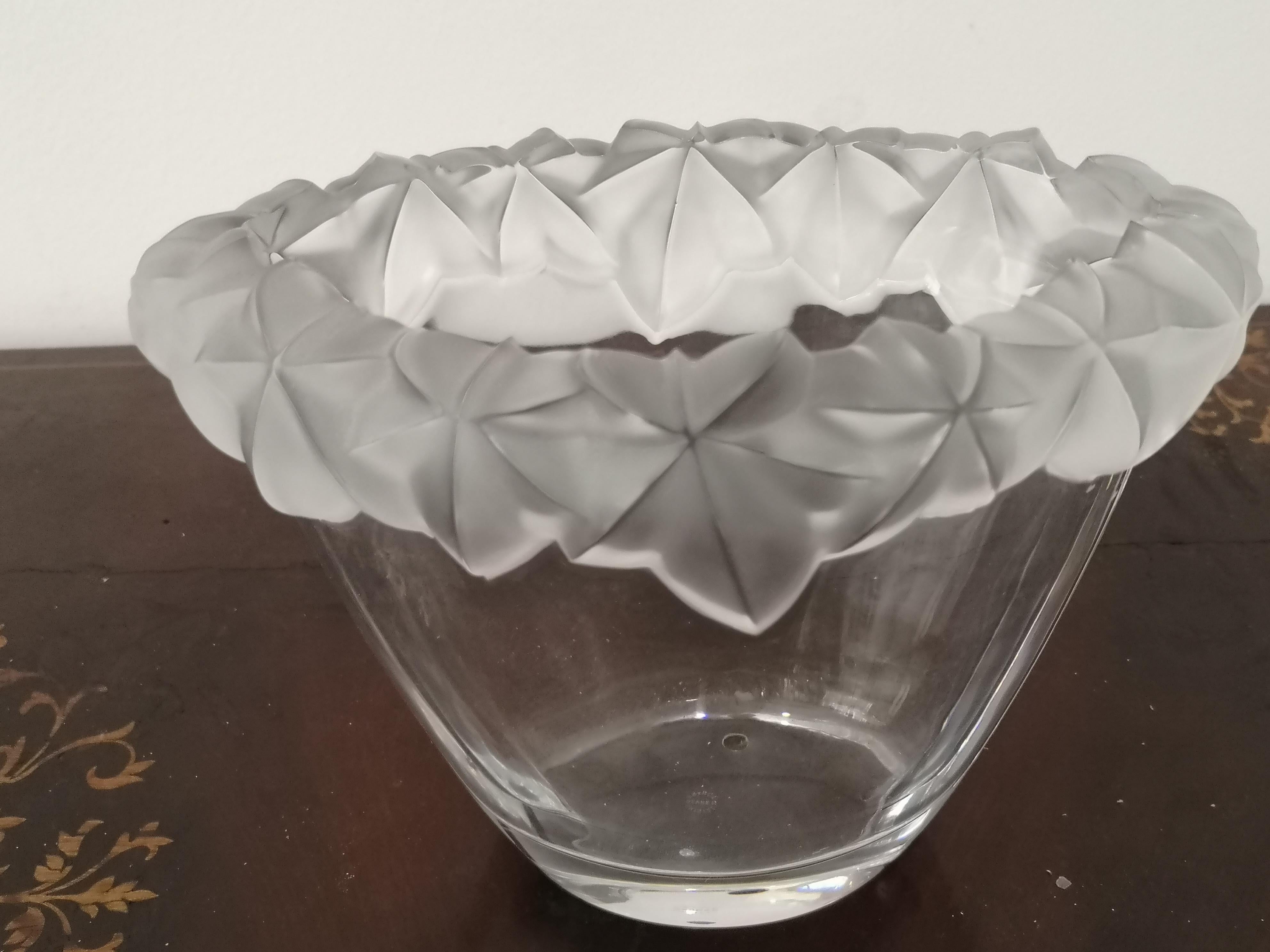 Jarrón ovalado de cristal de Sevres de los años 80 en venta 4