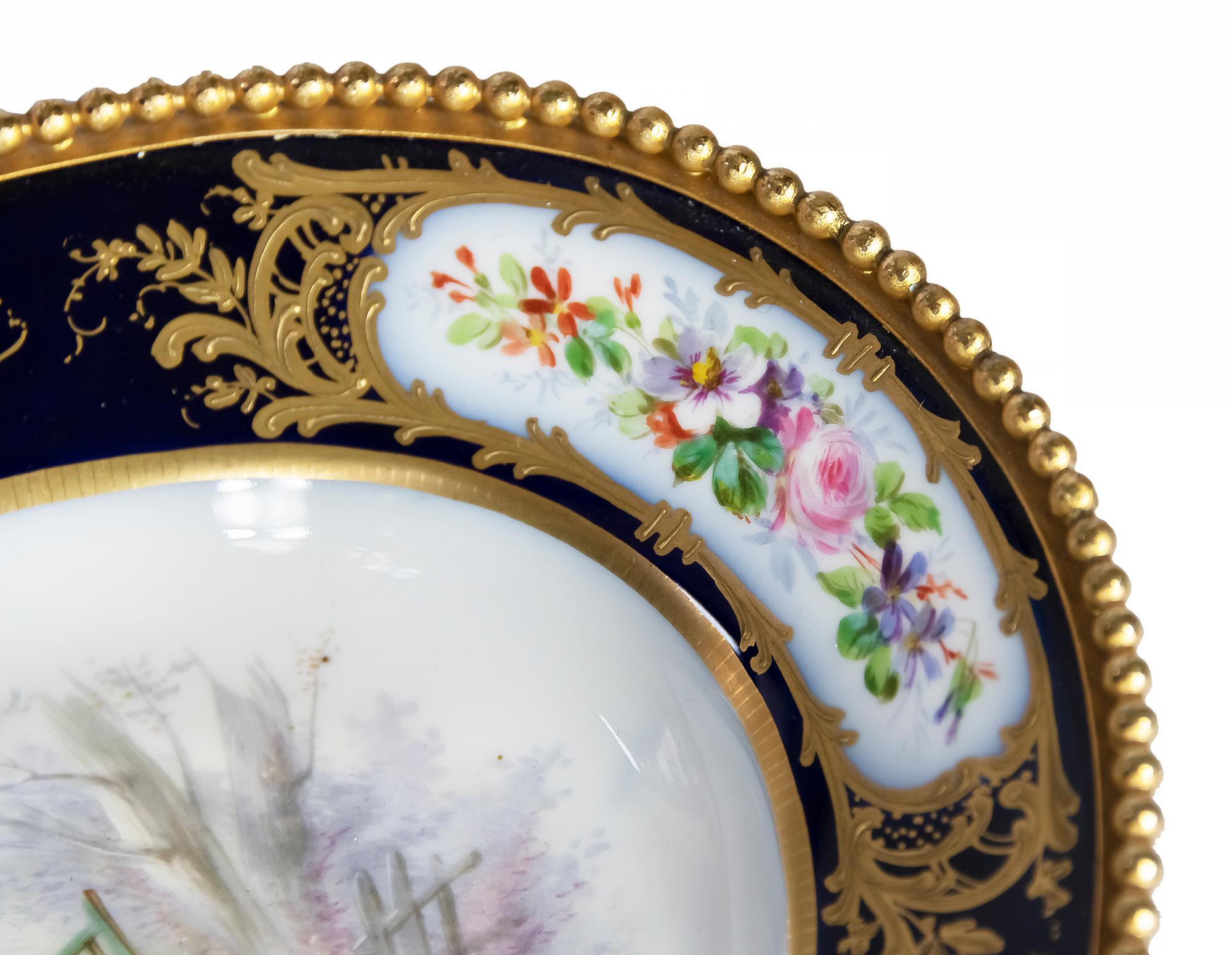 Ovaler Sevres-Porzellanteller mit vergoldeter Bronzeverzierung (Französisch) im Angebot