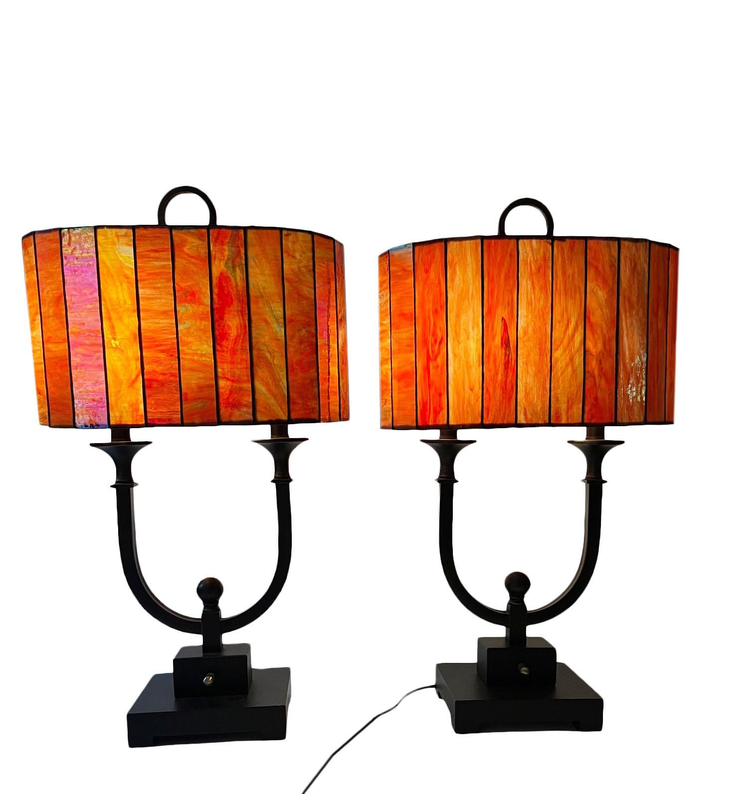 Paire de lampes en fer à deux lumières du 20e siècle avec des abat-jours en verre satiné multicolore. 