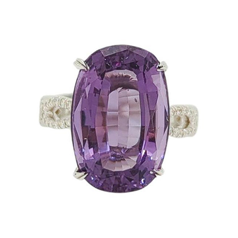 Ovaler Amethyst- und runder Diamantring aus 18 Karat Weißgold im Angebot