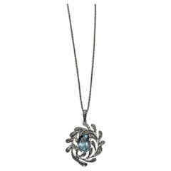Halskette mit Anhänger aus 14K Weißgold mit ovalem blauem Aquamarin in Blattform mit Blättern und Diamanten