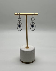 Statement-Ohrringe in ovaler Form mit blauem Saphir 14K Weißgold und Diamant-Halo-Tropfen