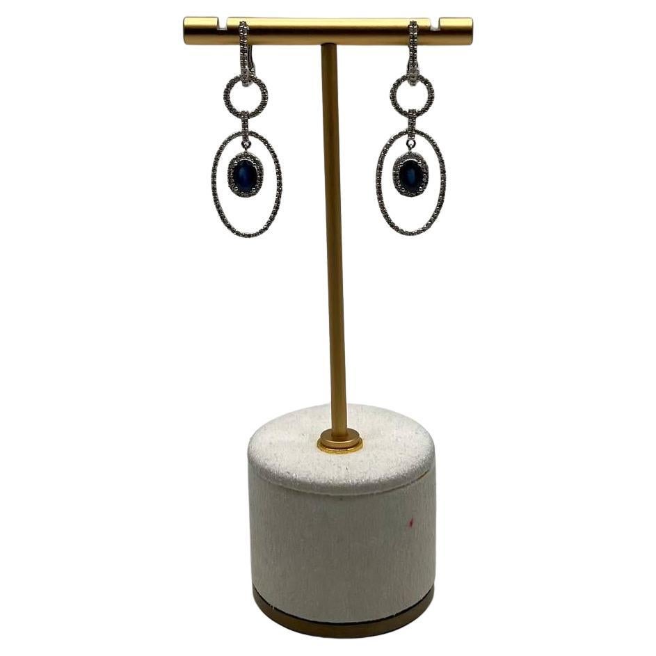 Pendientes de oro blanco de 14 quilates con forma ovalada de zafiro azul y halo de diamantes