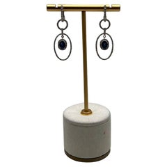 Pendientes de oro blanco de 14 quilates con forma ovalada de zafiro azul y halo de diamantes