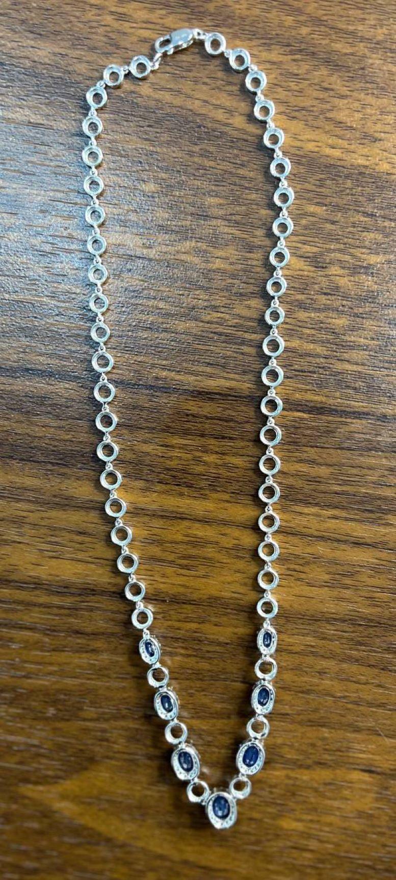 Taglio ovale Collana con zaffiro blu di forma ovale in oro bianco 14K con diamanti incastonati a raggiera in vendita
