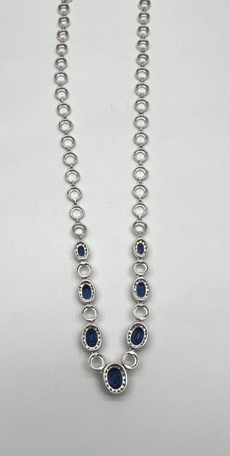 Collana con zaffiro blu di forma ovale in oro bianco 14K con diamanti incastonati a raggiera In condizioni Nuovo in vendita a Oakton, VA
