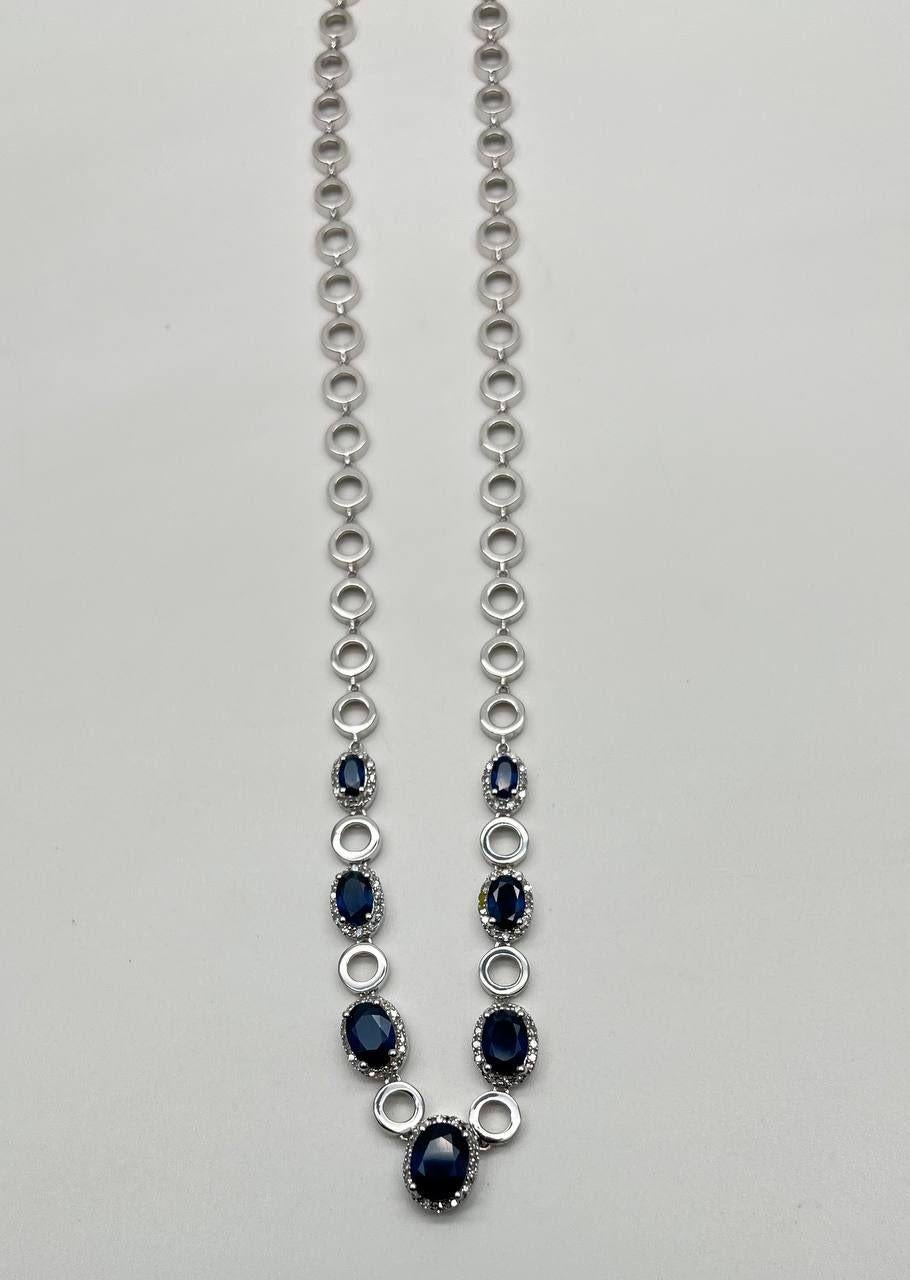 Donna Collana con zaffiro blu di forma ovale in oro bianco 14K con diamanti incastonati a raggiera in vendita
