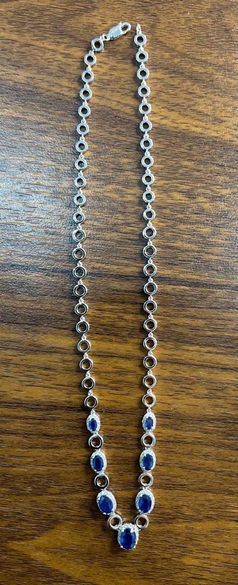 Collana con zaffiro blu di forma ovale in oro bianco 14K con diamanti incastonati a raggiera in vendita 1