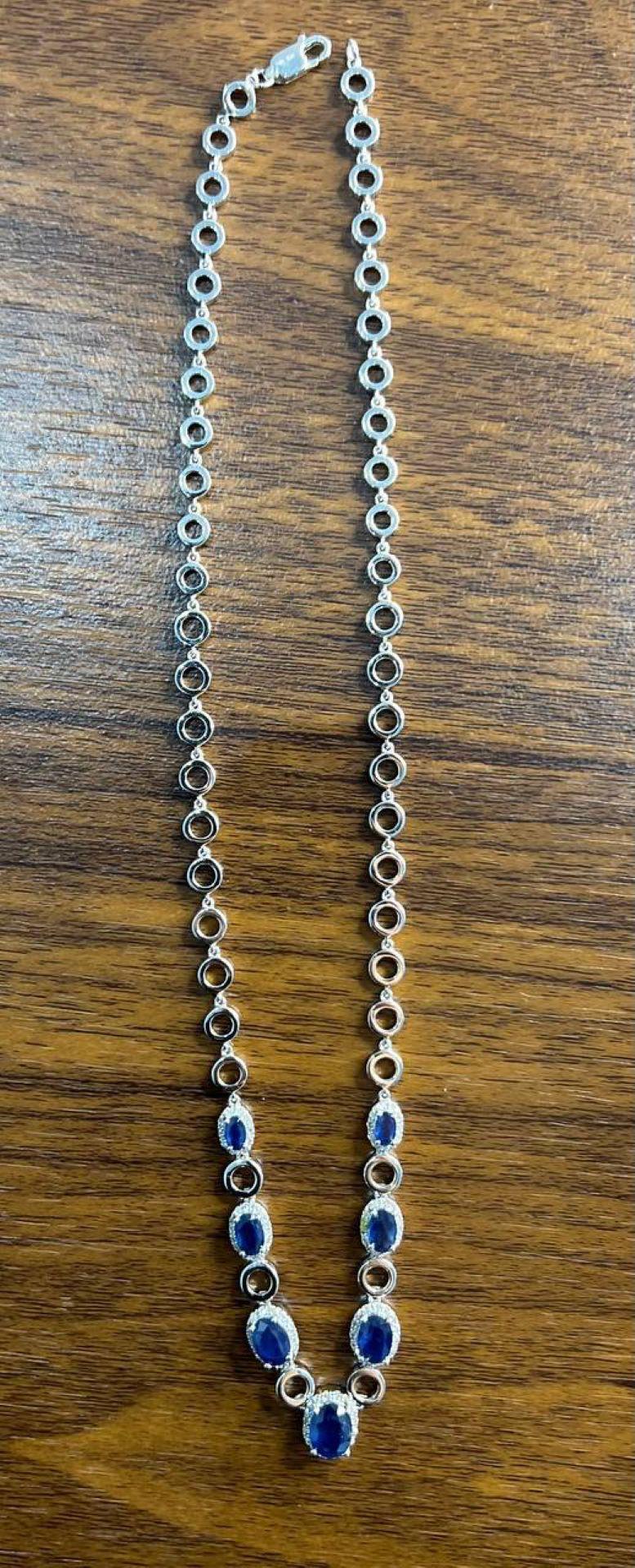Collana con zaffiro blu di forma ovale in oro bianco 14K con diamanti incastonati a raggiera in vendita 2