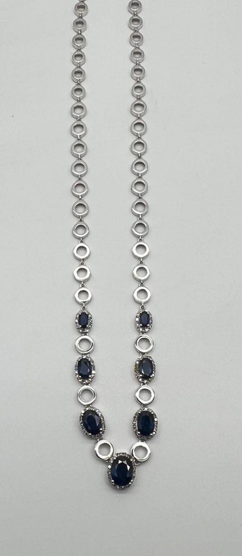 Collana con zaffiro blu di forma ovale in oro bianco 14K con diamanti incastonati a raggiera in vendita 3