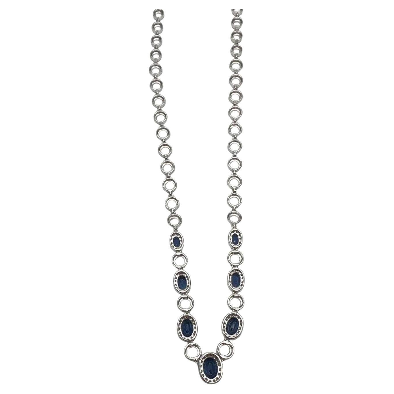 Collier fantaisie en or blanc 14 carats serti d'un saphir bleu de forme ovale et d'un halo de diamants