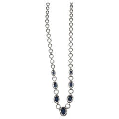 Statement-Halskette in ovaler Form mit blauem Saphir 14K Weißgold und Diamant-Halo in Halo-Fassung