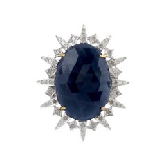 Ovaler Ring aus blauem Saphir mit Sonnenmotiv und Diamanten in Gold und Silber