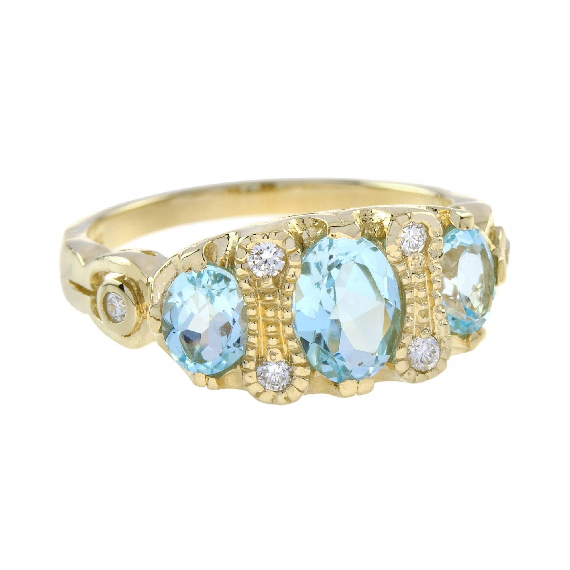 Ein klassischer, viktorianisch inspirierter Ring, handgefertigt aus 9 Karat Gelbgold. Ein zentraler 0,97 Karat himmelblauer Topas ist links und Ring mit 0,84 Karat insgesamt von zwei weiteren blauen Topas und vier winzigen funkelnden Diamanten