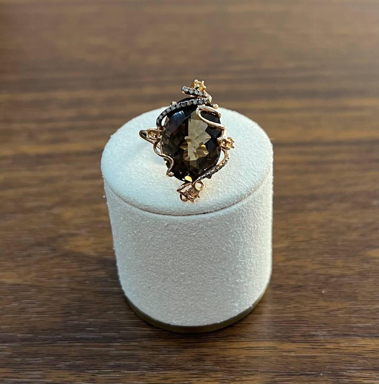 Bague ovale en or jaune 14 carats Brown Smoky Quartz Diamonds Halo Scroll Motifs Pour femmes en vente