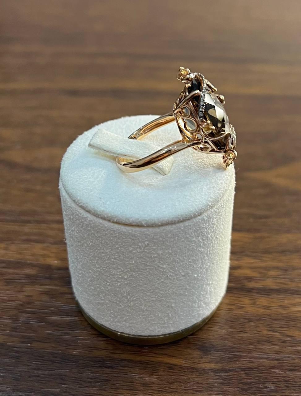Bague ovale en or jaune 14 carats Brown Smoky Quartz Diamonds Halo Scroll Motifs en vente 1