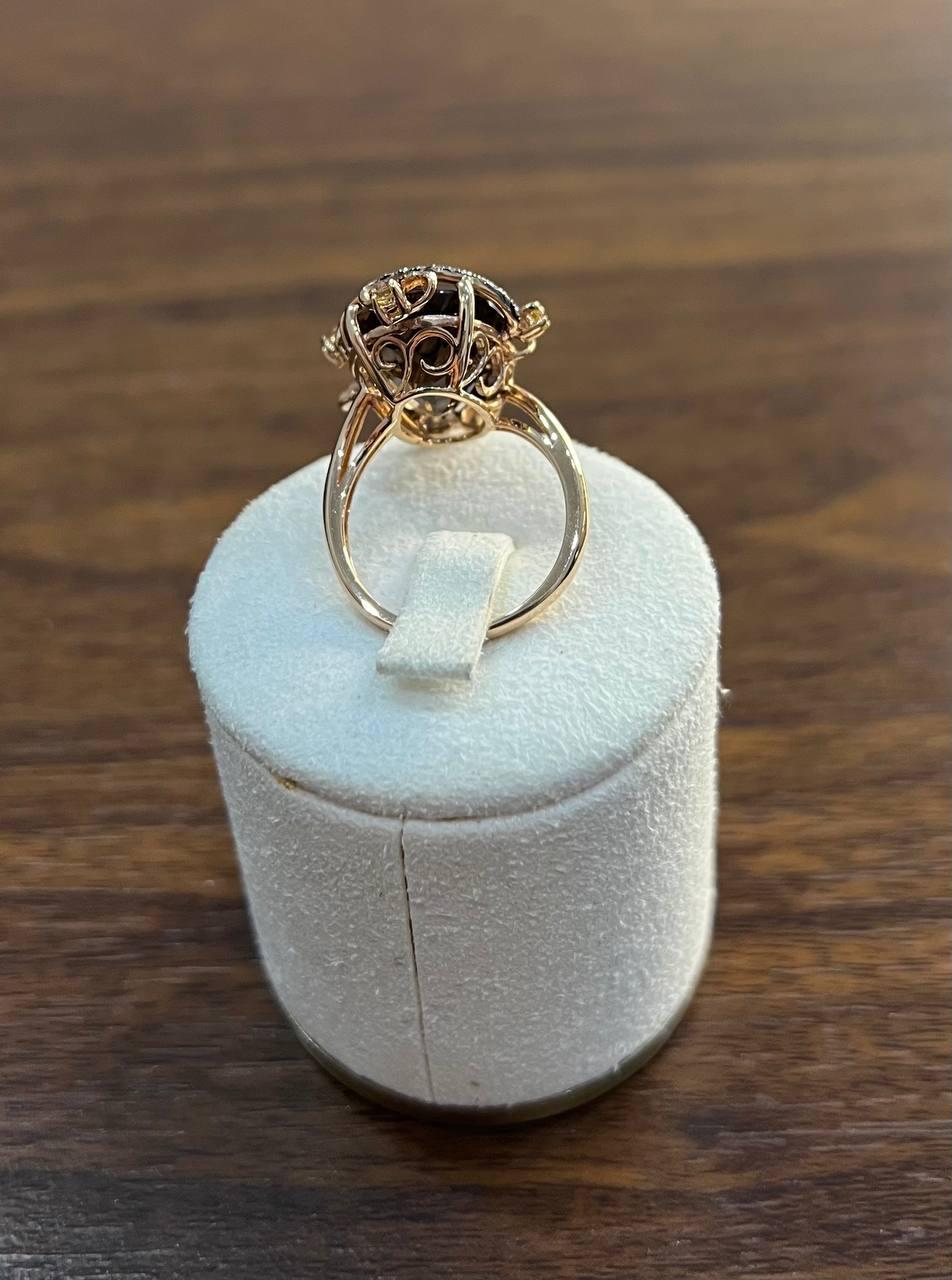 Bague ovale en or jaune 14 carats Brown Smoky Quartz Diamonds Halo Scroll Motifs en vente 3