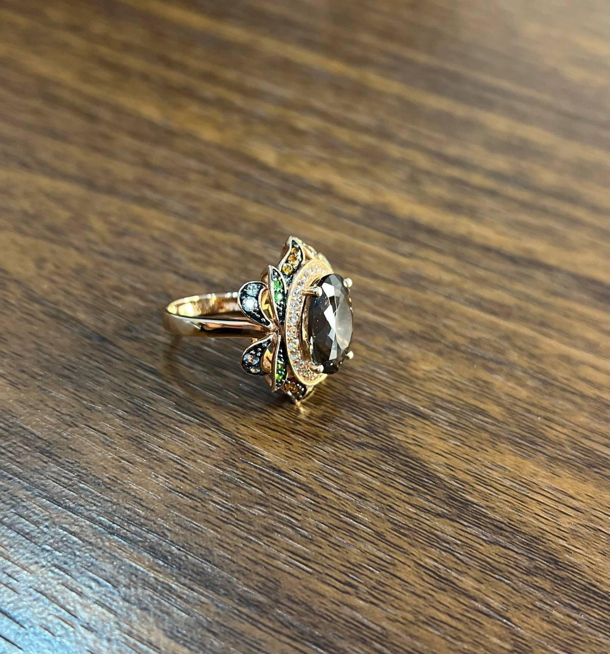Forma Ovalada Cuarzo Ahumado Marrón Diamante Blanco Halo Engastado Piedra Preciosa Anillo de Oro Floral en venta 1