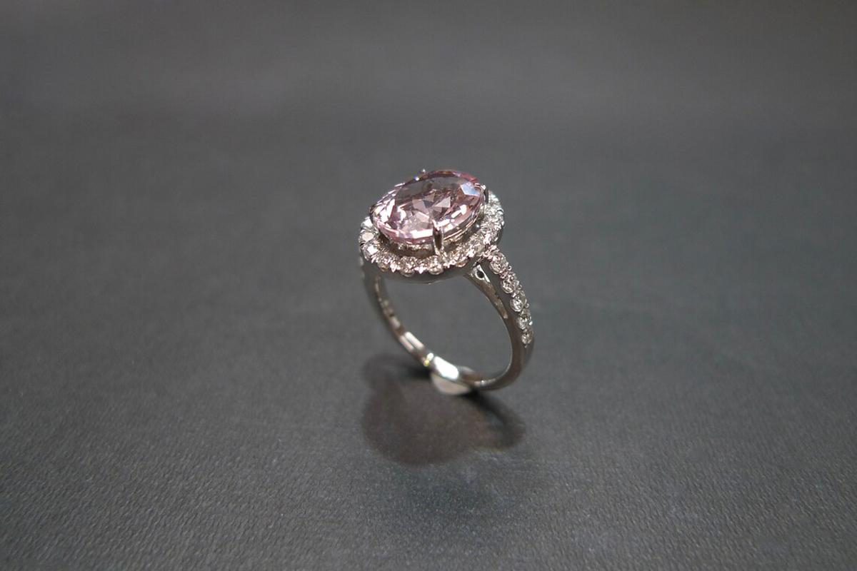 En vente :  Bague de fiançailles de forme ovale en morganite rose champagne et halo rond de taille brillant 9