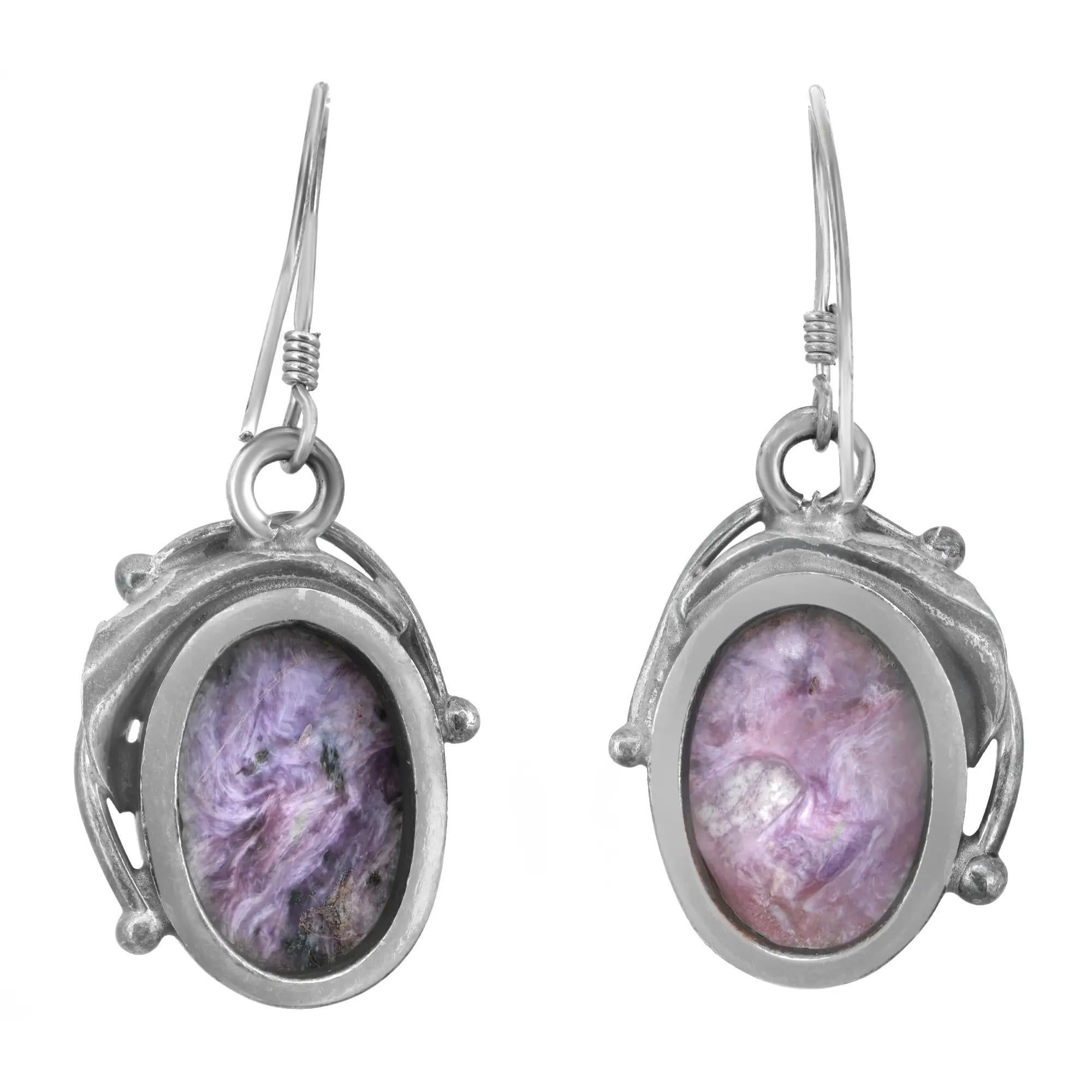 Questi eleganti orecchini a goccia sono perfetti per essere indossati tutti i giorni o per la sera. Questi orecchini sono realizzati in argento sterling 925 con una pietra cabochon centrale di Charoite di forma ovale incastonata nell'argento