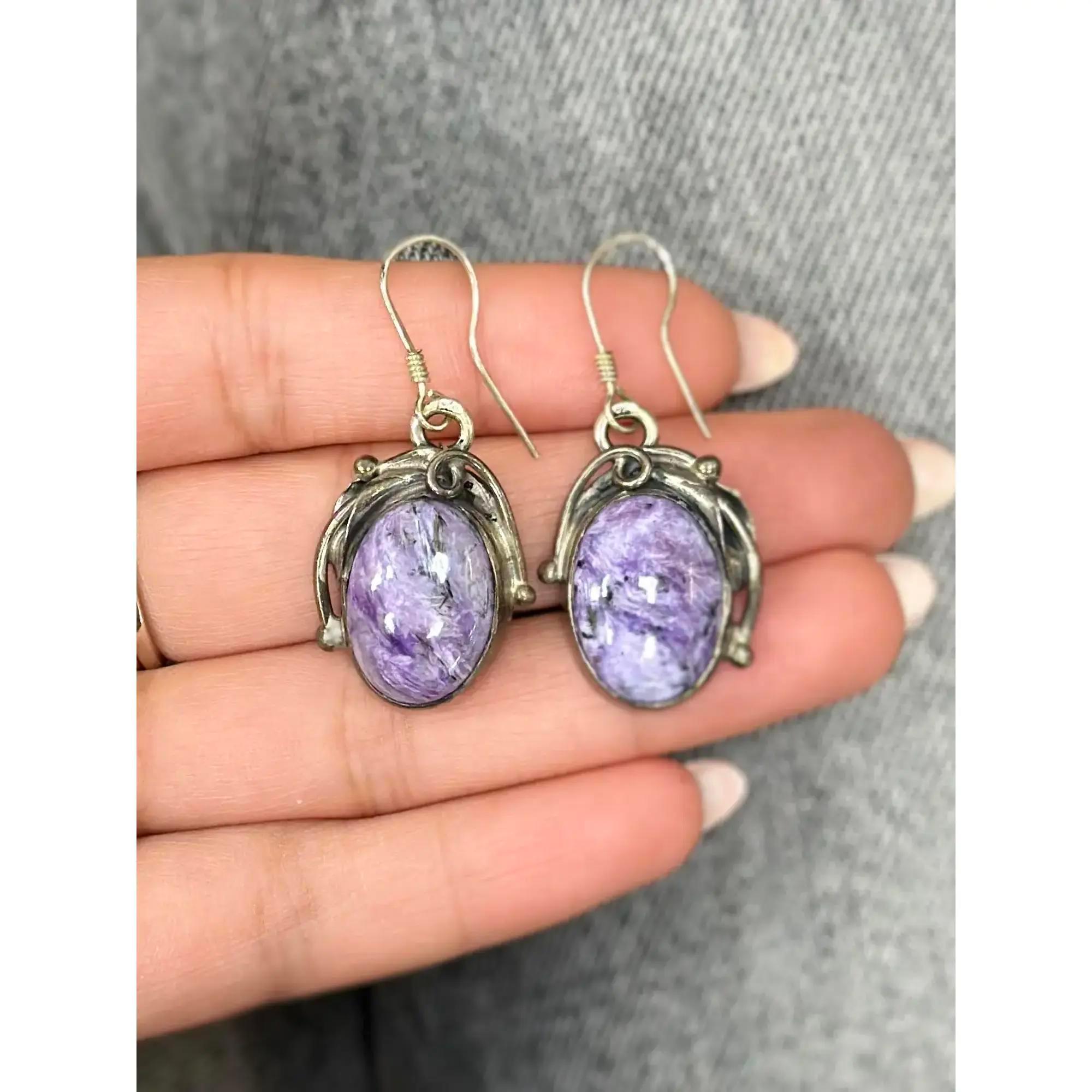 Moderno Orecchini pendenti di Charoite di forma ovale in argento 925 in vendita