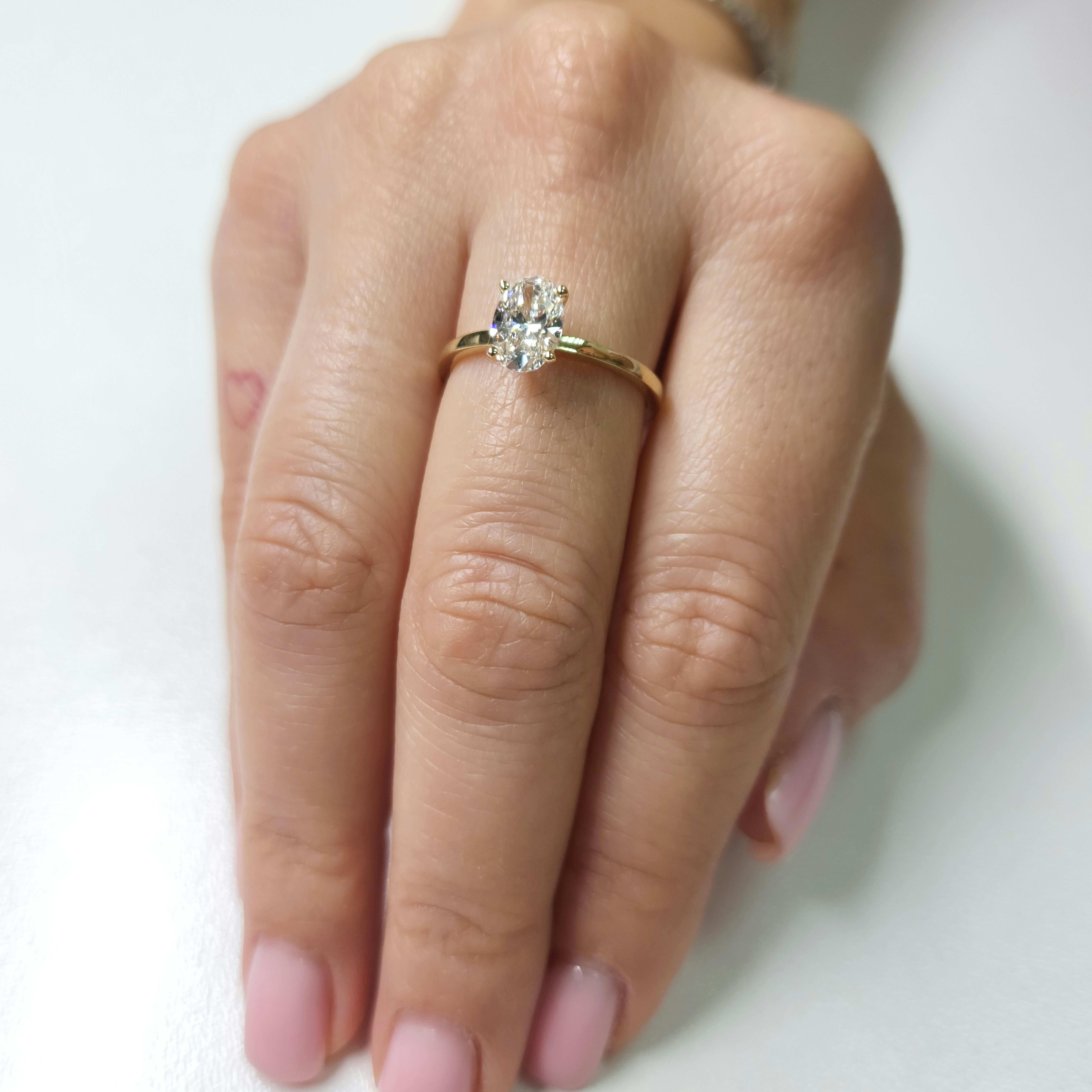 En vente :  Bague de fiançailles à diamant de forme ovale 7