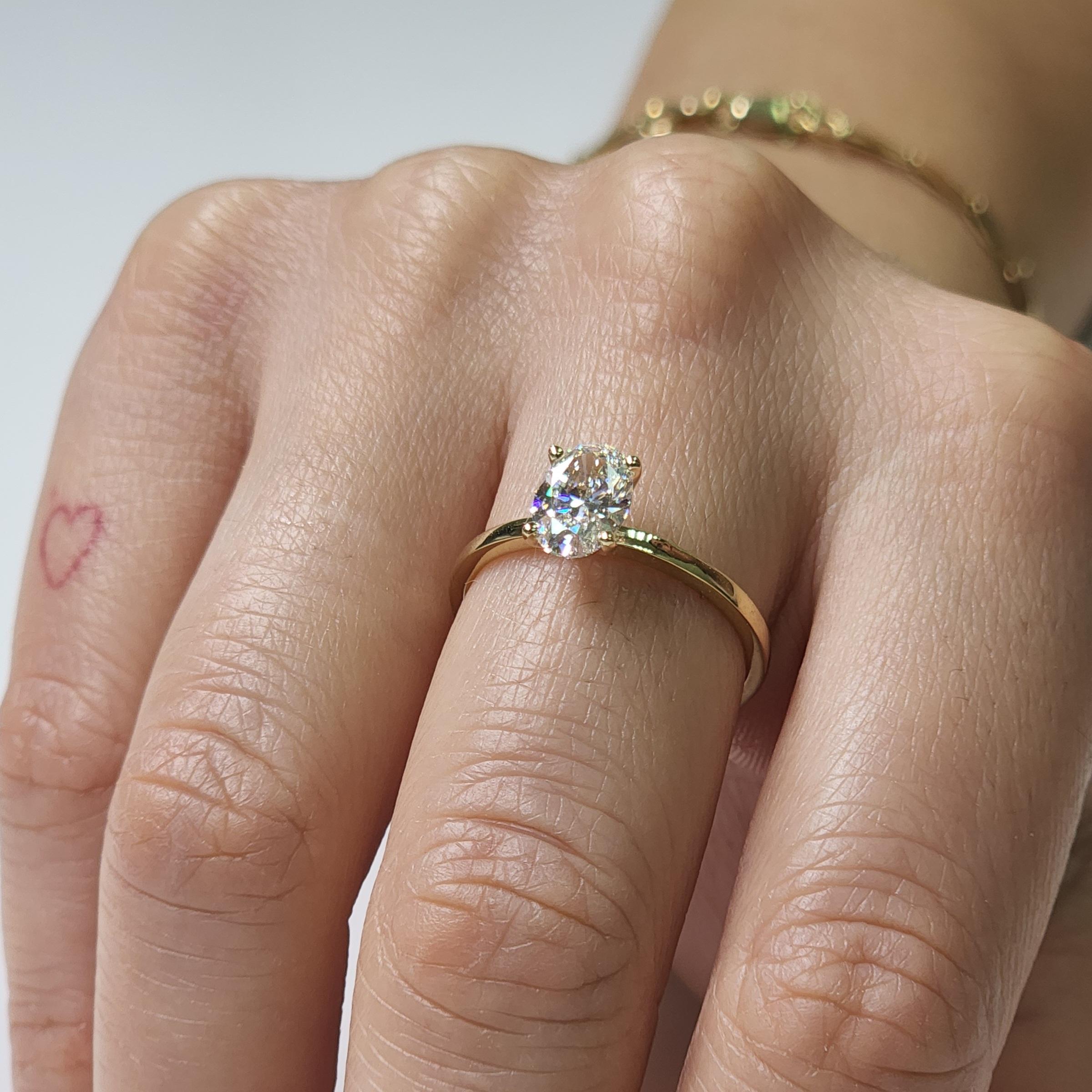 En vente :  Bague de fiançailles à diamant de forme ovale 8