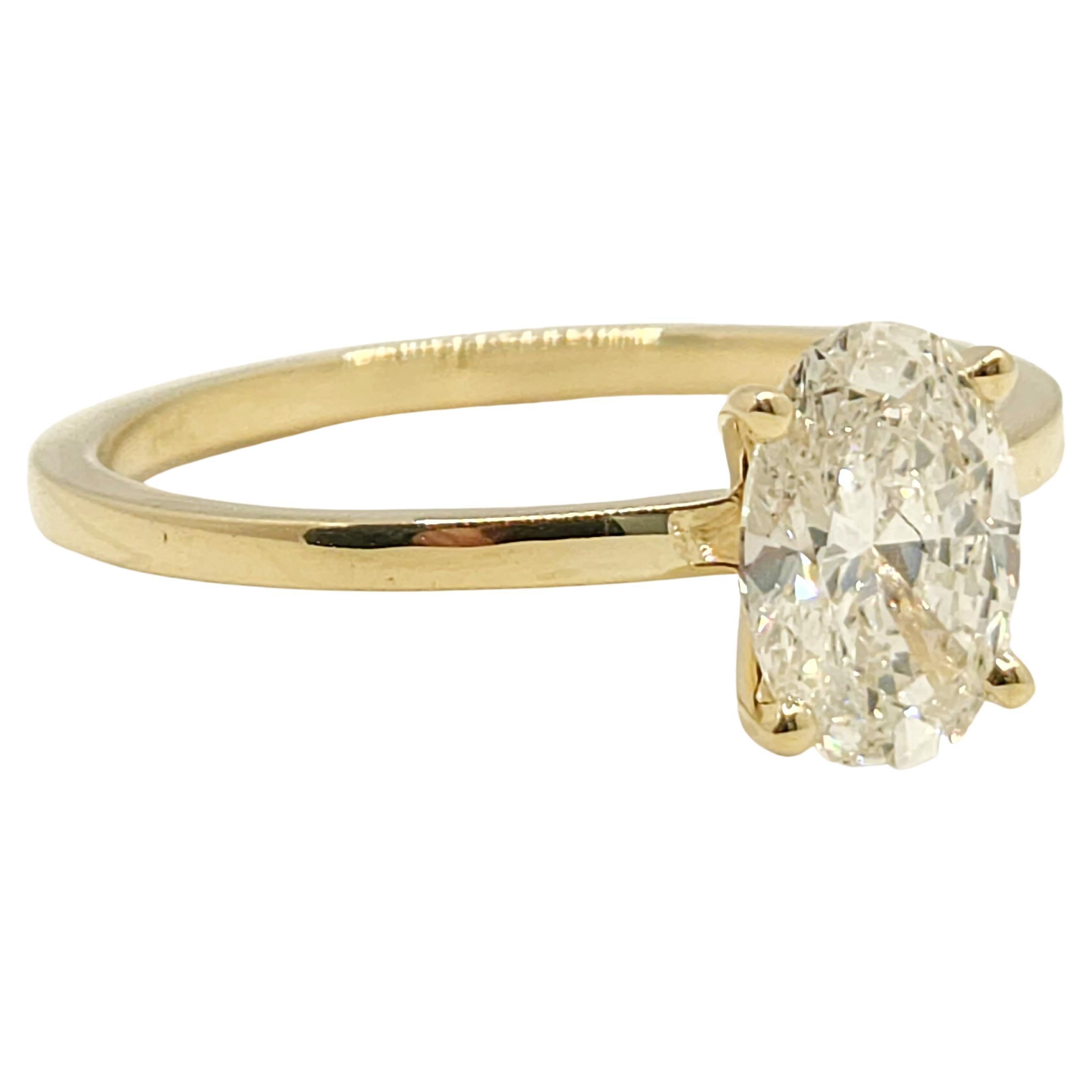 En vente :  Bague de fiançailles à diamant de forme ovale