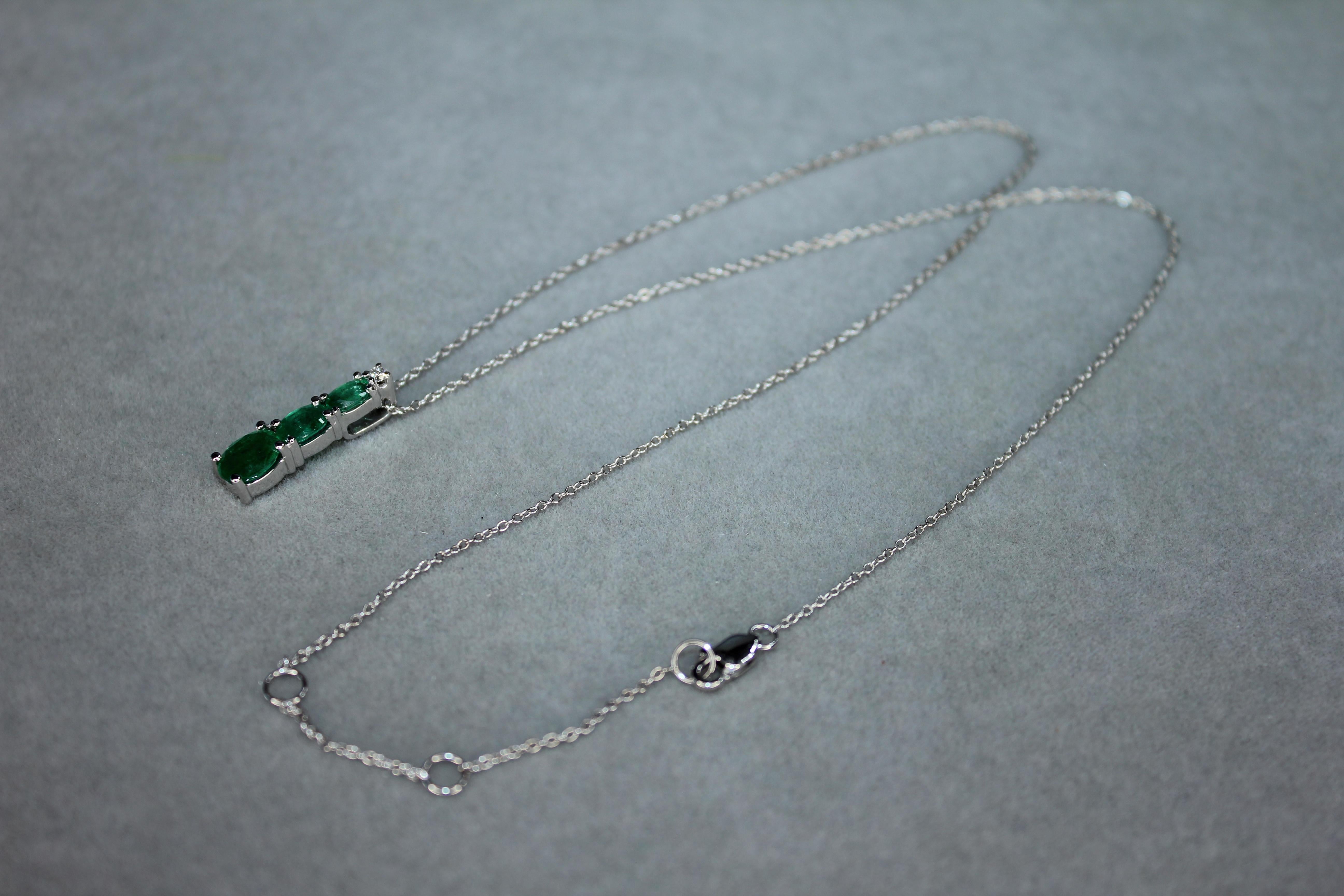 Collana con ciondolo a catena in oro bianco 18 carati con diamante smeraldo a forma di goccia ovale in vendita 4