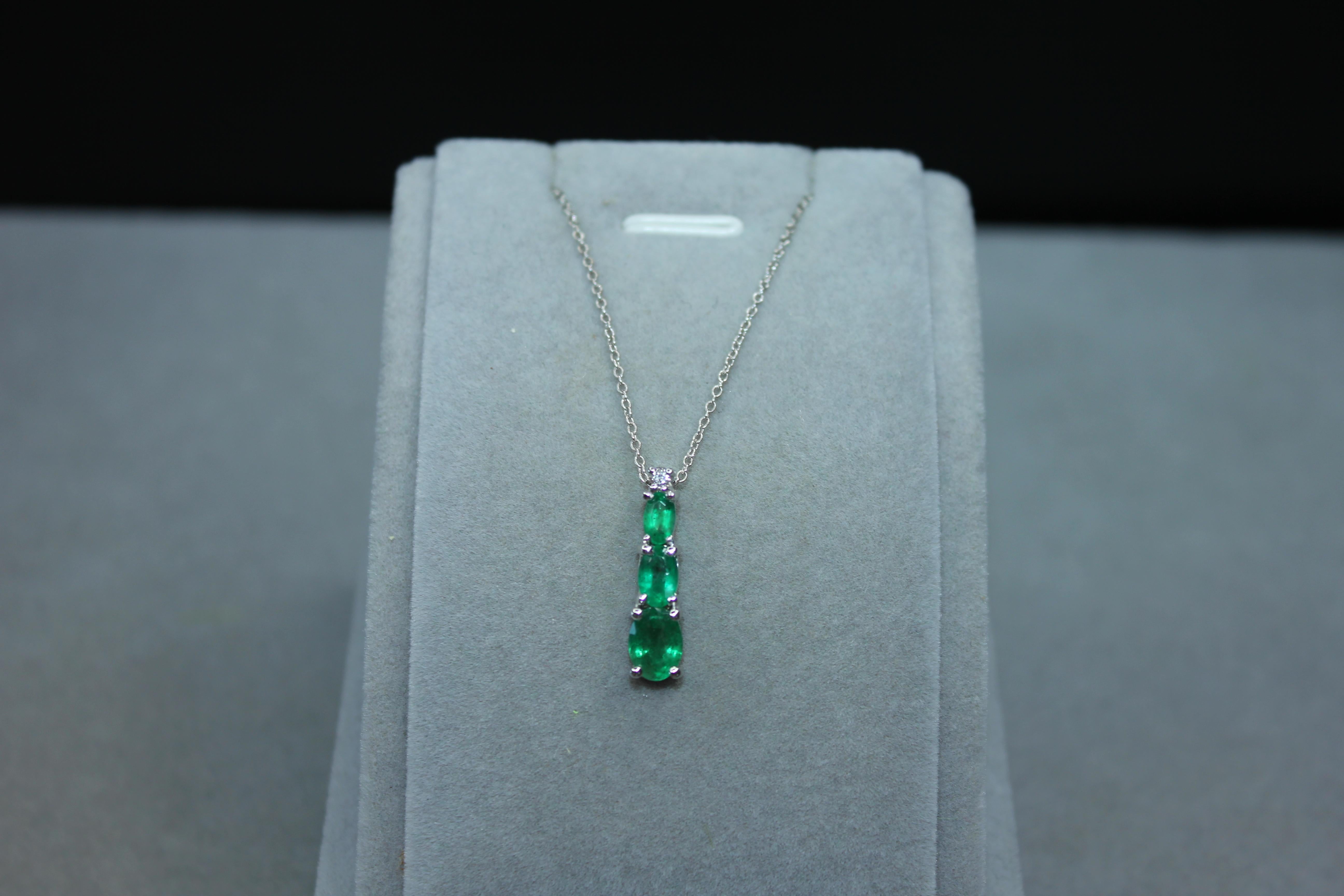 Collana con ciondolo a catena in oro bianco 18 carati con diamante smeraldo a forma di goccia ovale
4.50 ctw di smeraldi verdi naturali a forma di taglio ovale
0,05 carati di diamanti
18 pollici di lunghezza