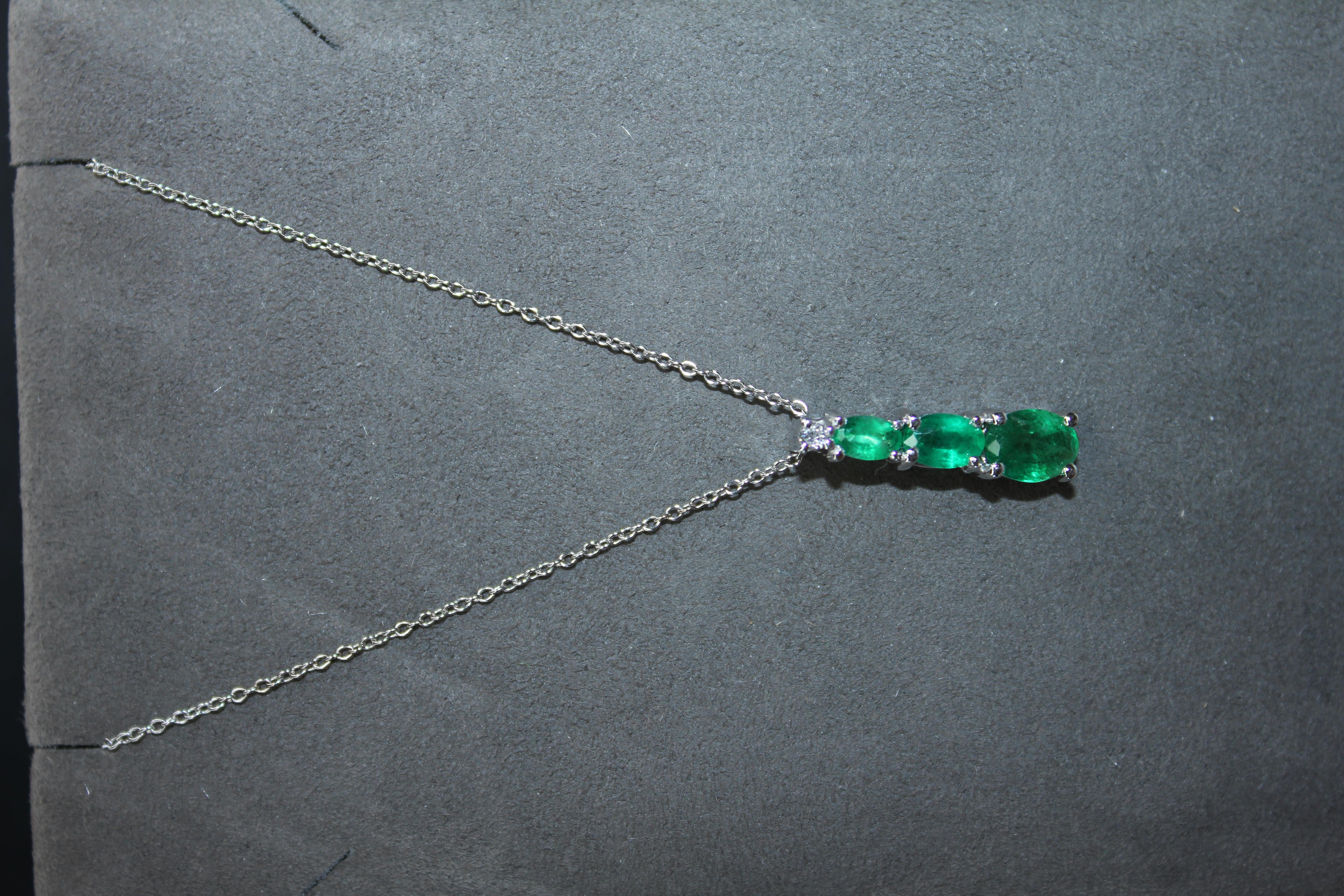 Collana con ciondolo a catena in oro bianco 18 carati con diamante smeraldo a forma di goccia ovale In condizioni Nuovo in vendita a Oakton, VA