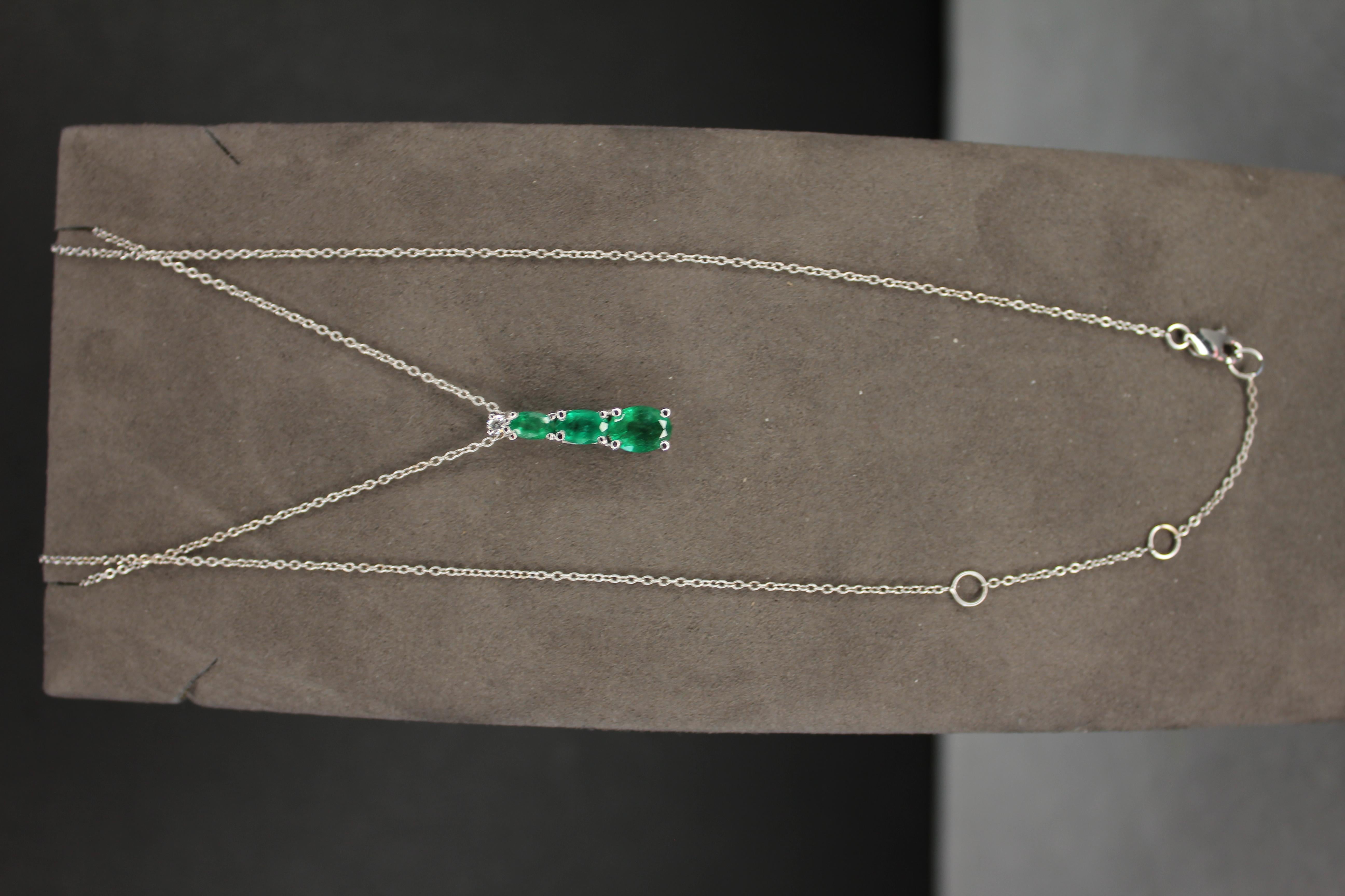 da uomo o donna Collana con ciondolo a catena in oro bianco 18 carati con diamante smeraldo a forma di goccia ovale in vendita