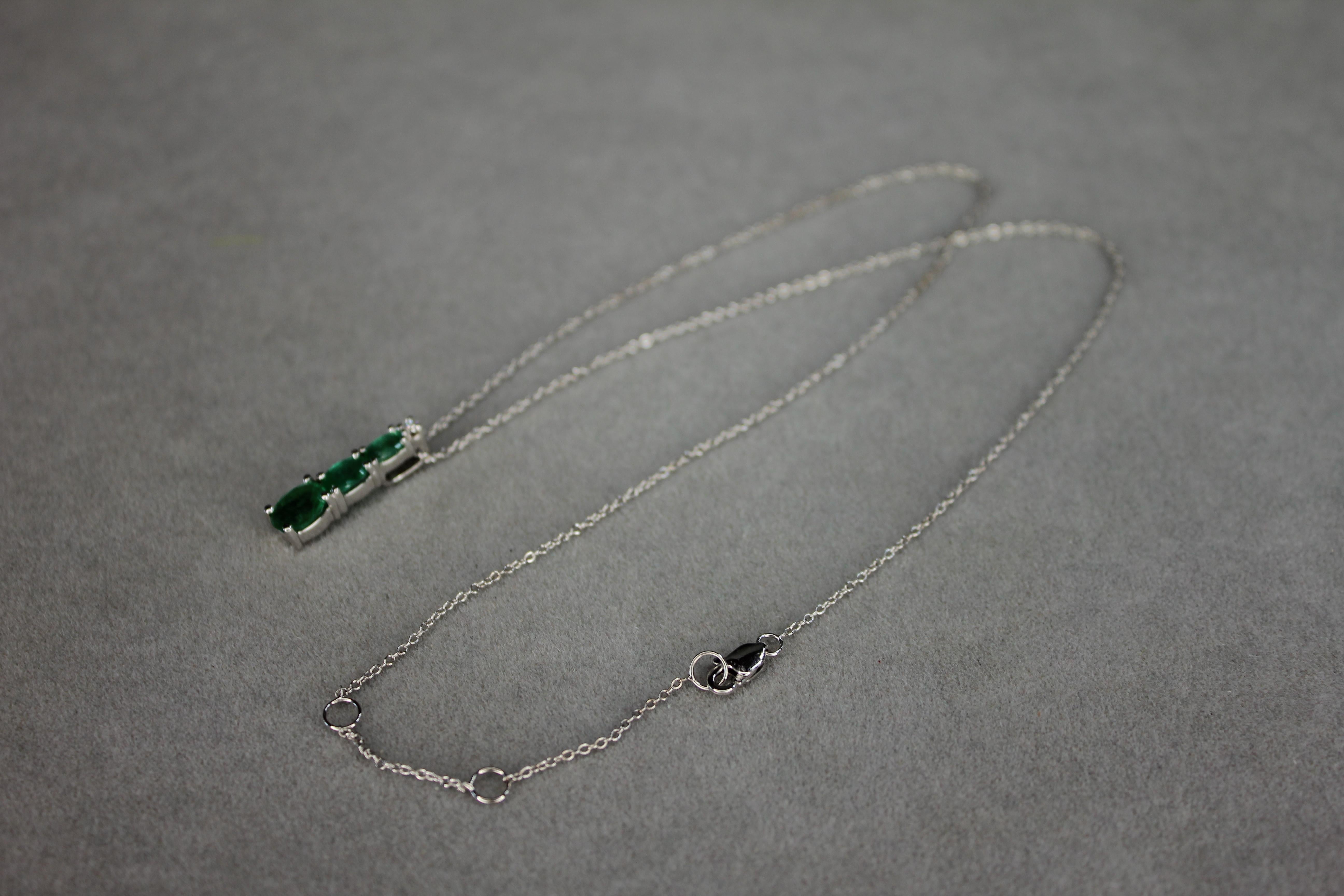 Collana con ciondolo a catena in oro bianco 18 carati con diamante smeraldo a forma di goccia ovale in vendita 1
