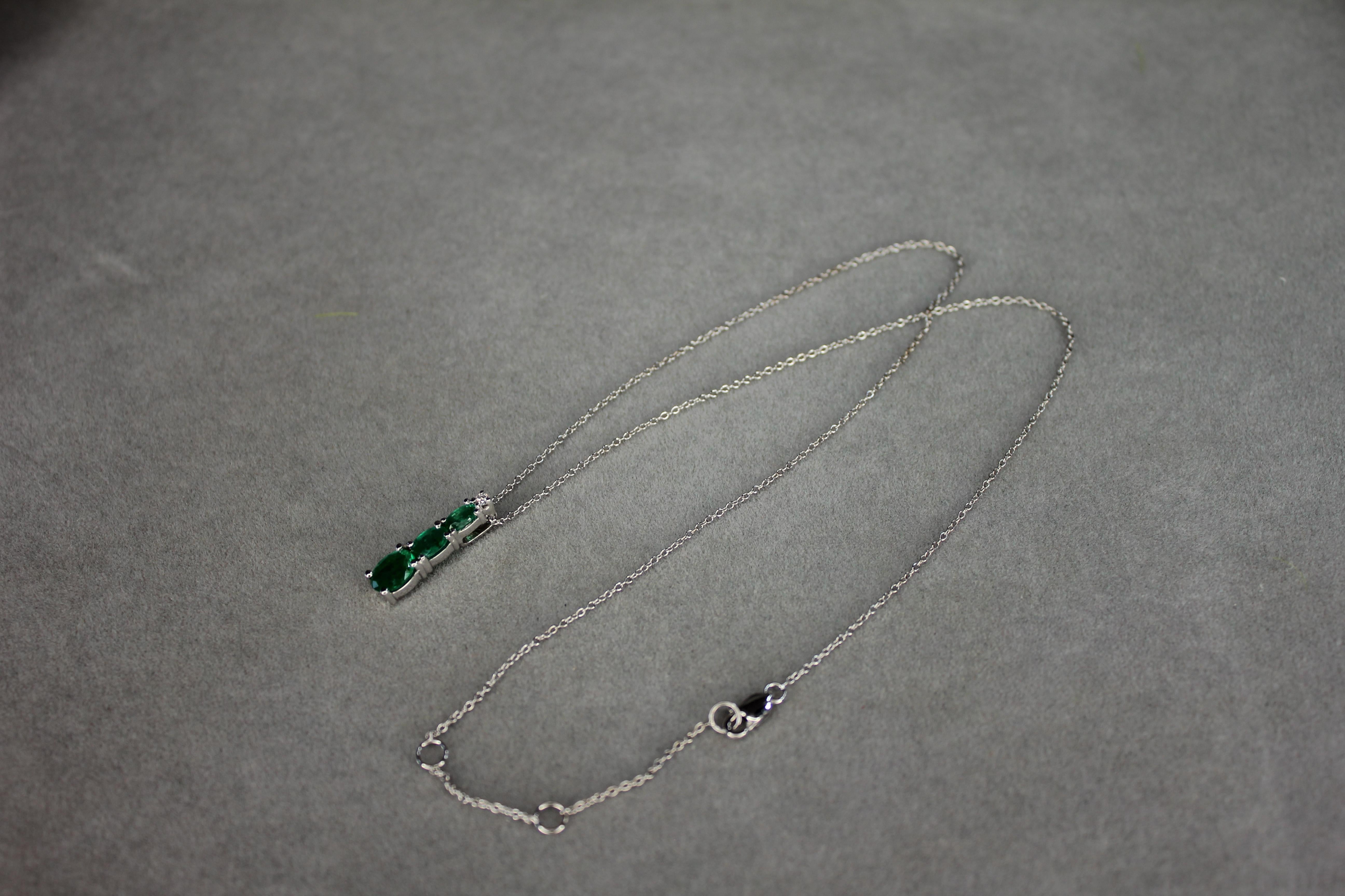 Collana con ciondolo a catena in oro bianco 18 carati con diamante smeraldo a forma di goccia ovale in vendita 2