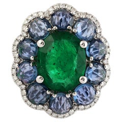 Esmeralda ovalada de Zambia y zafiro azul Anillo de cóctel de oro blanco de 18k