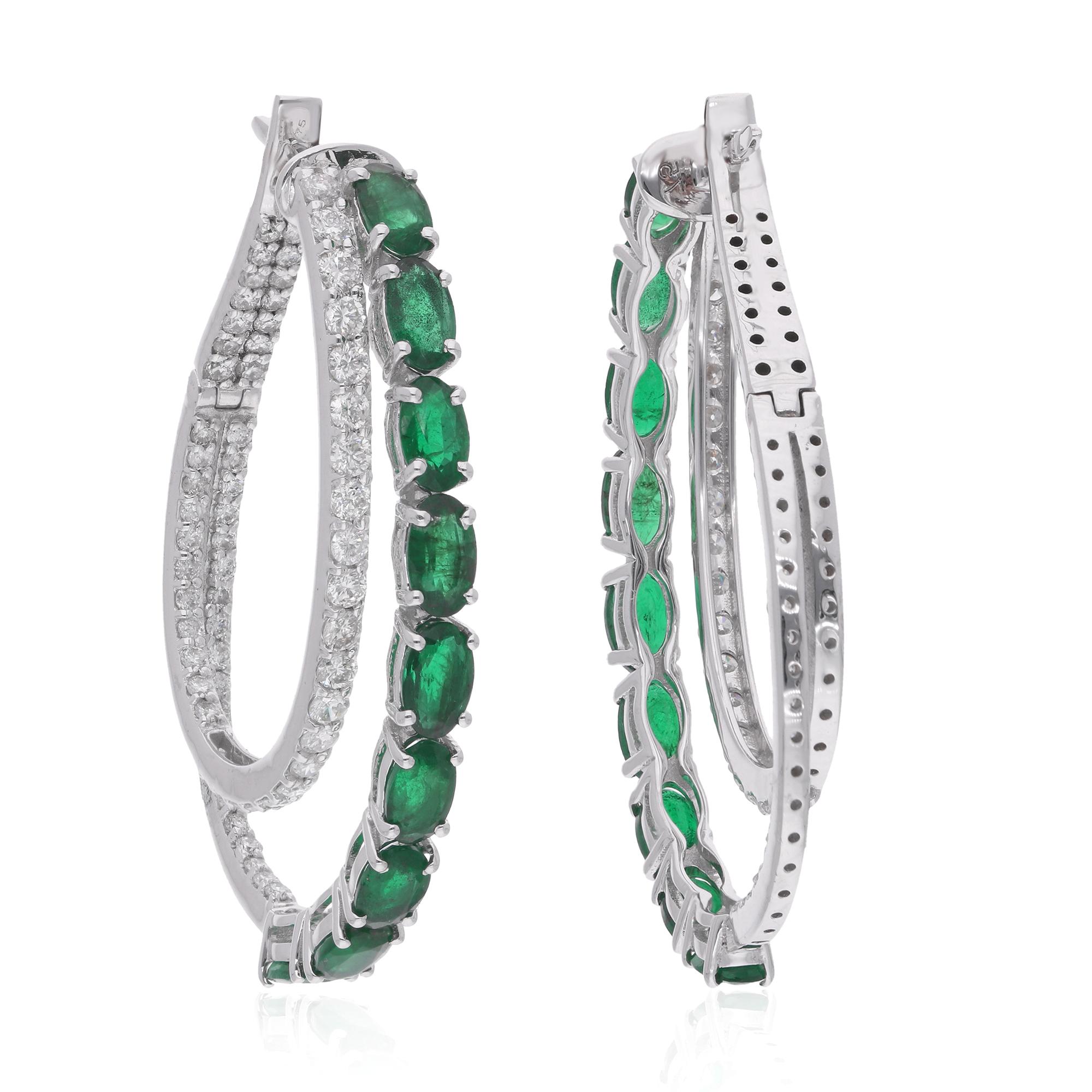 Moderne Boucles d'oreilles en or blanc 14 carats avec diamants et émeraudes de forme ovale en vente