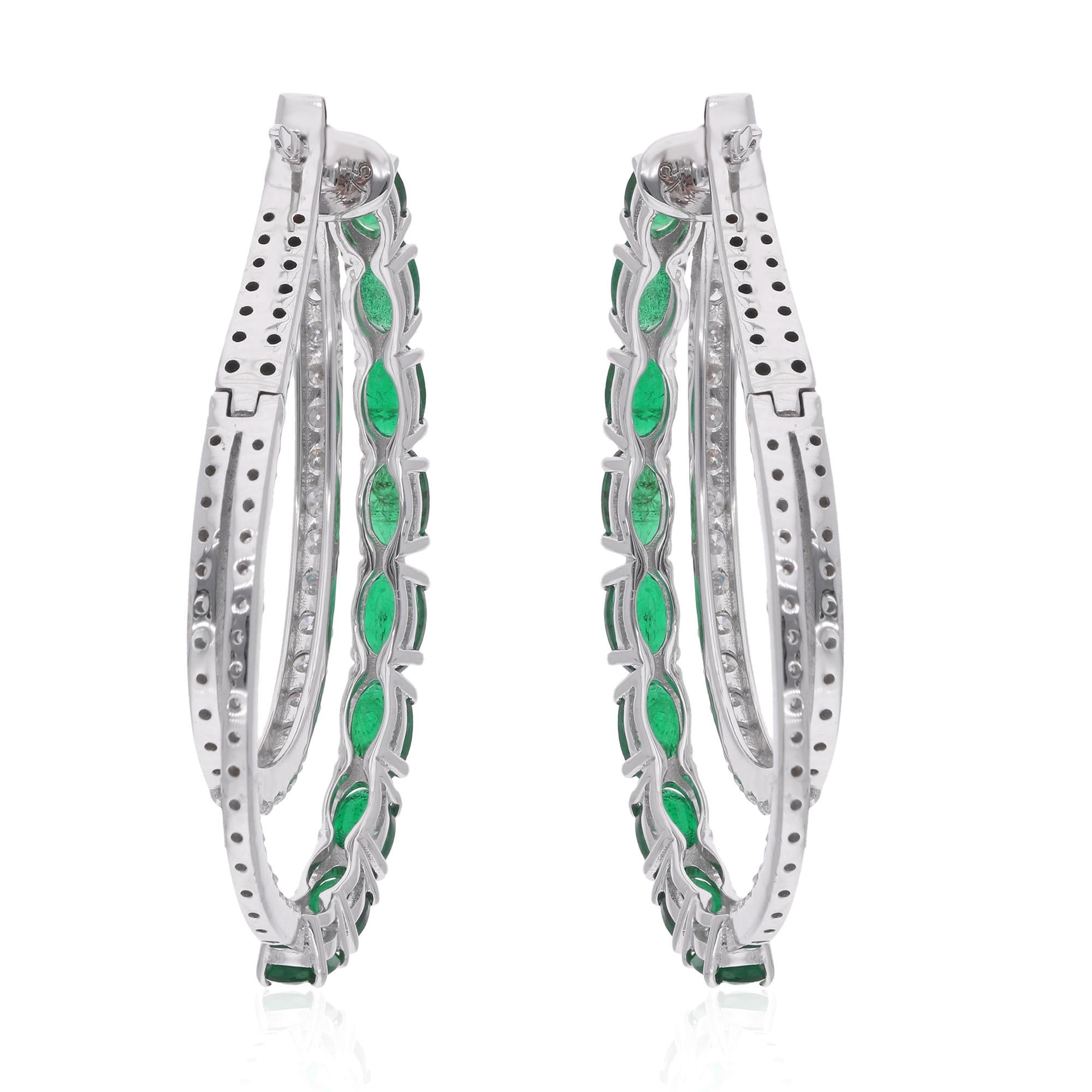 Boucles d'oreilles en or blanc 14 carats avec diamants et émeraudes de forme ovale Neuf - En vente à Diera, Dubai