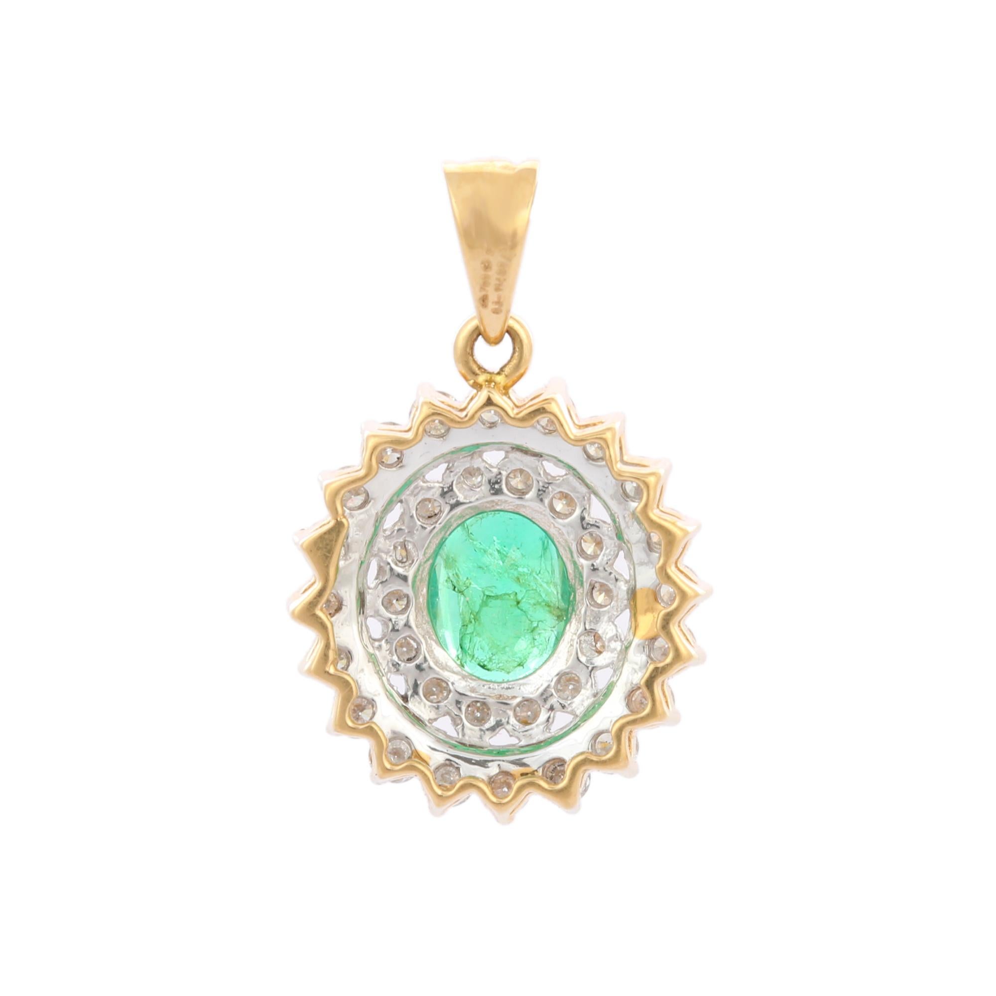 Pendentif en or jaune 18 carats avec émeraude de forme ovale et halo de diamants Neuf - En vente à New York, NY