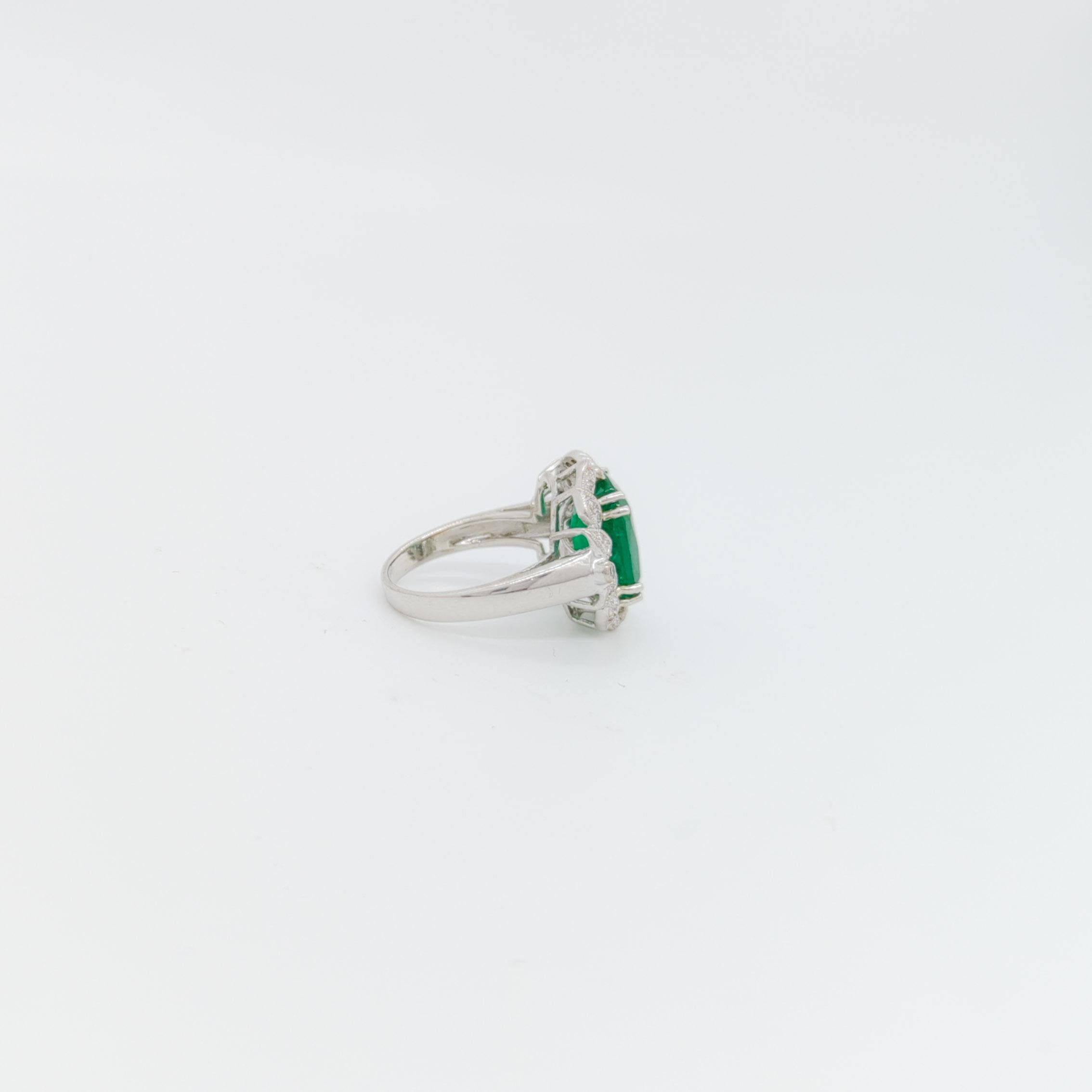 Oval Shape Emerald & Round Shape Diamond Ring in 18K White Gold In New Condition For Sale In Los Angeles, CA